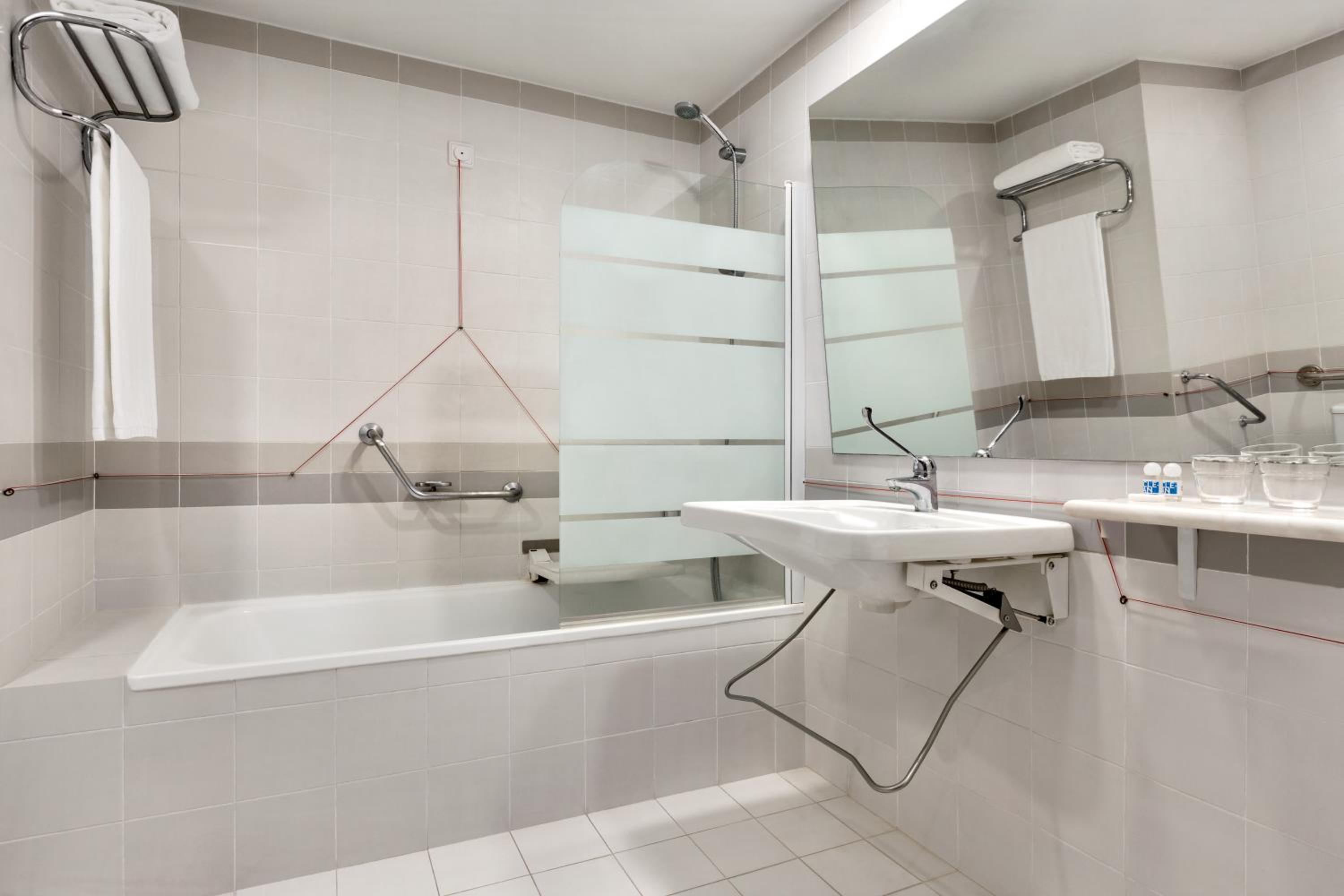 Twin Room - Disability Access photo 3