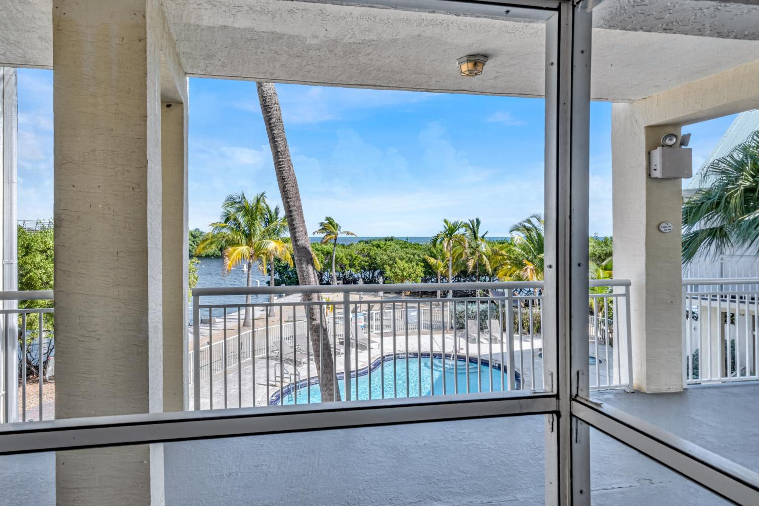 One-Bedroom King Suite with Ocean View - Non-Smoking - Photo 6