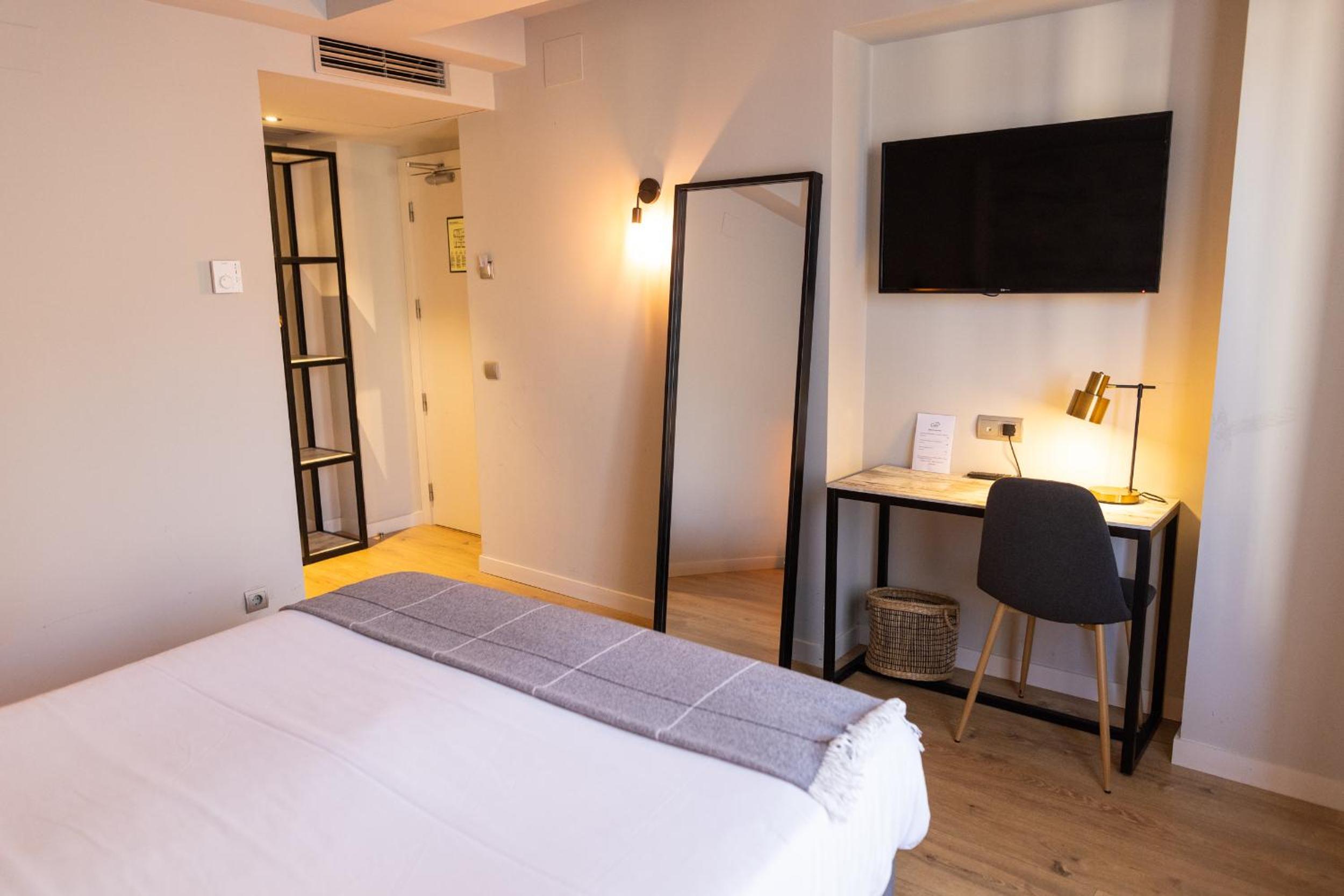 Double Room - Photo 6