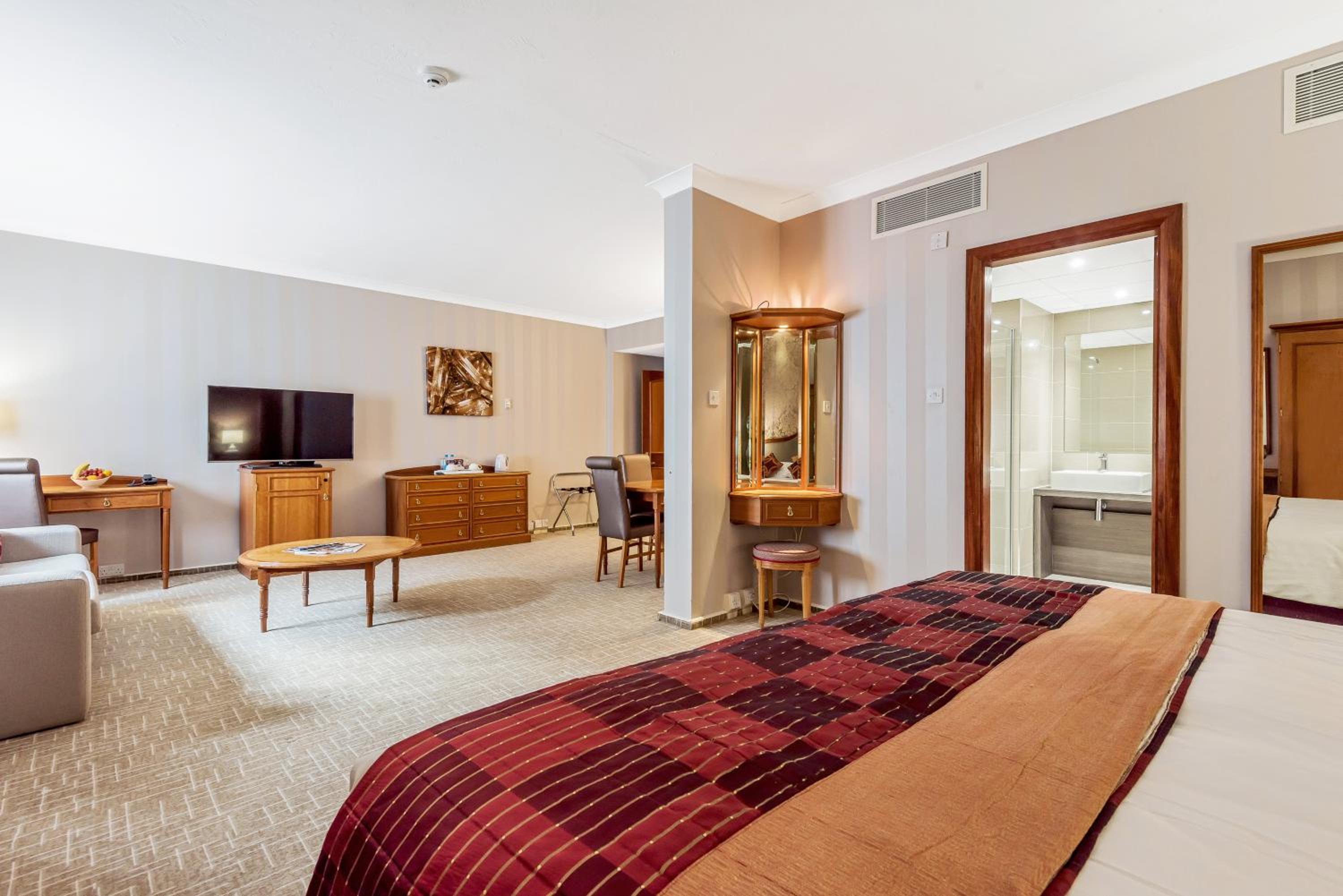 Suite with Spa Bath photo 2
