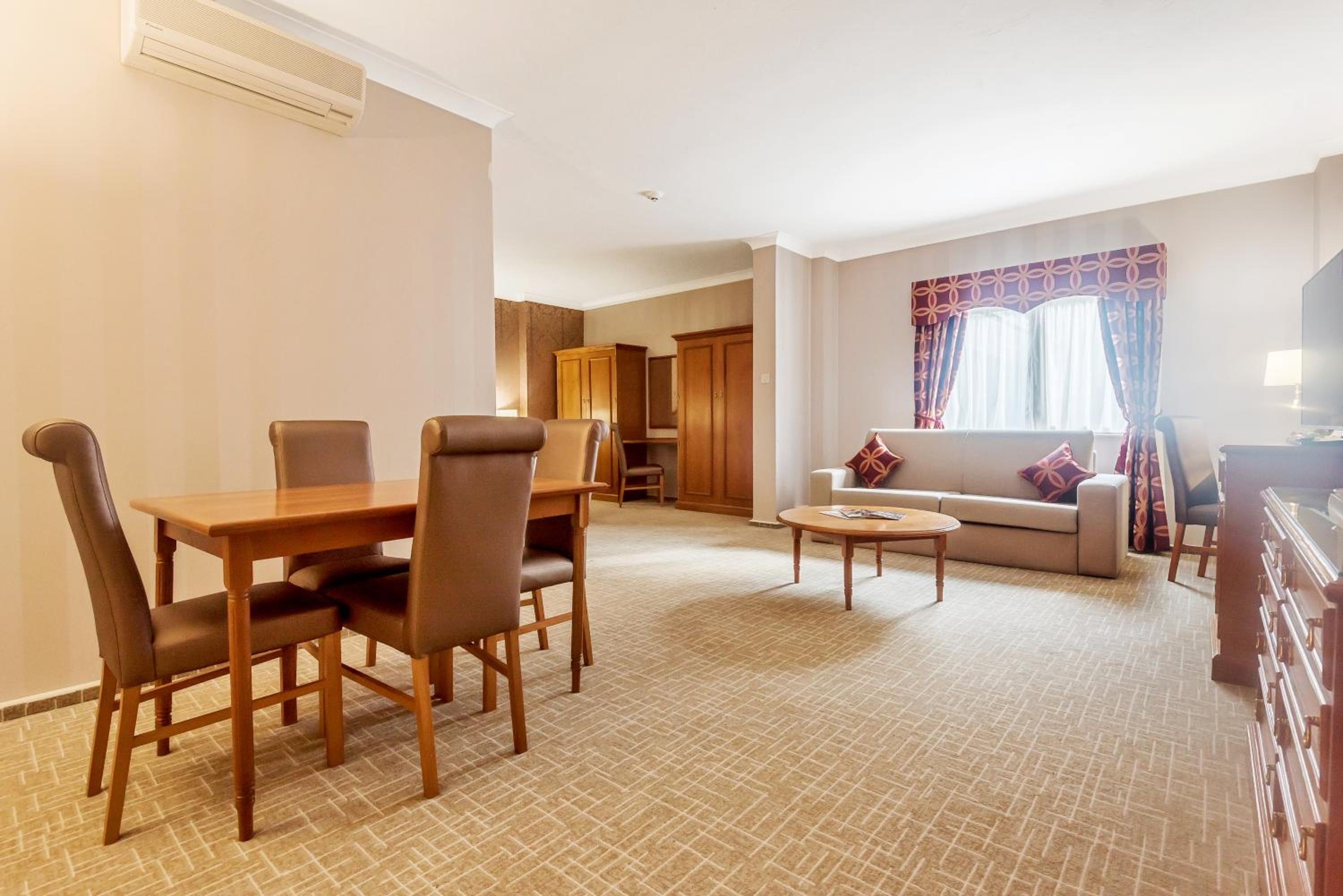 Suite with Spa Bath photo 3