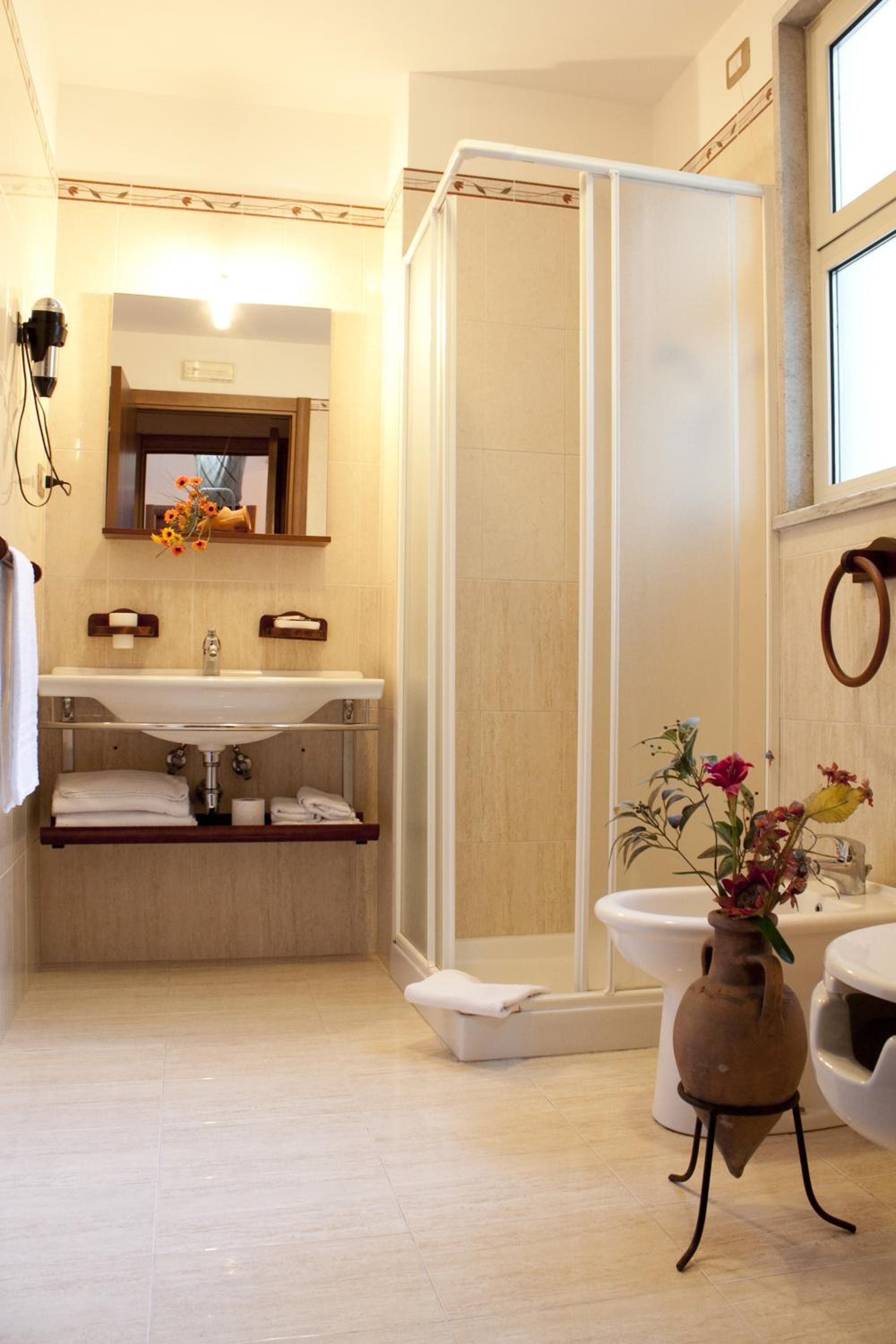 Triple Room with Balcony - Photo 4