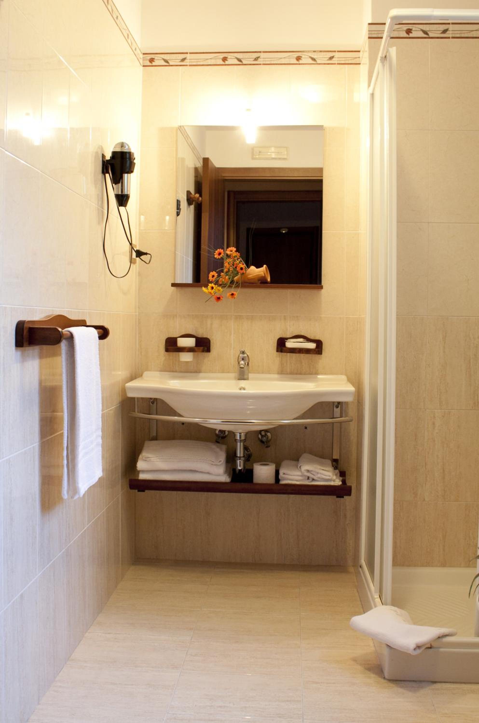 Double or Twin Room with Balcony - Photo 21