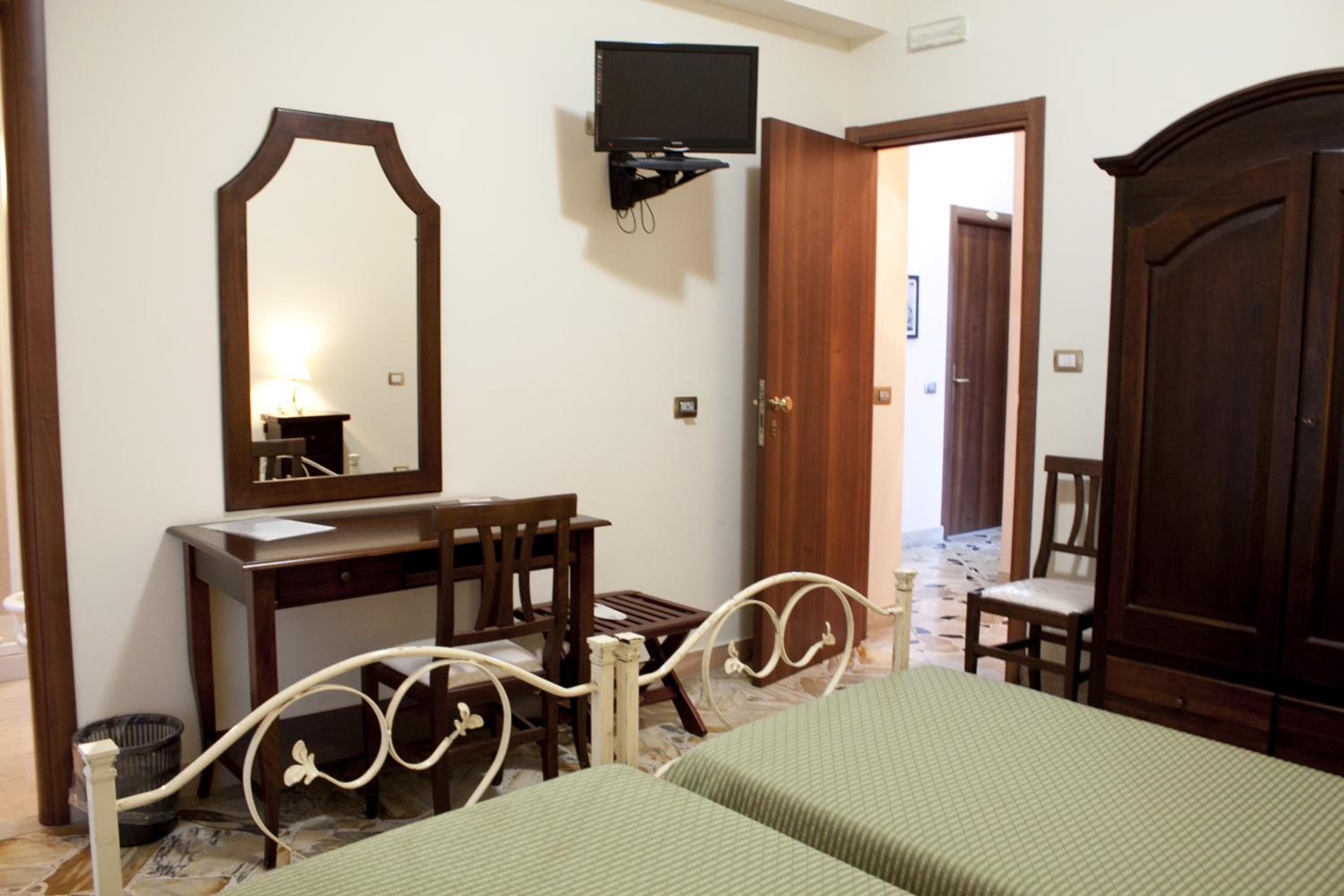 Double or Twin Room with Balcony - Photo 2