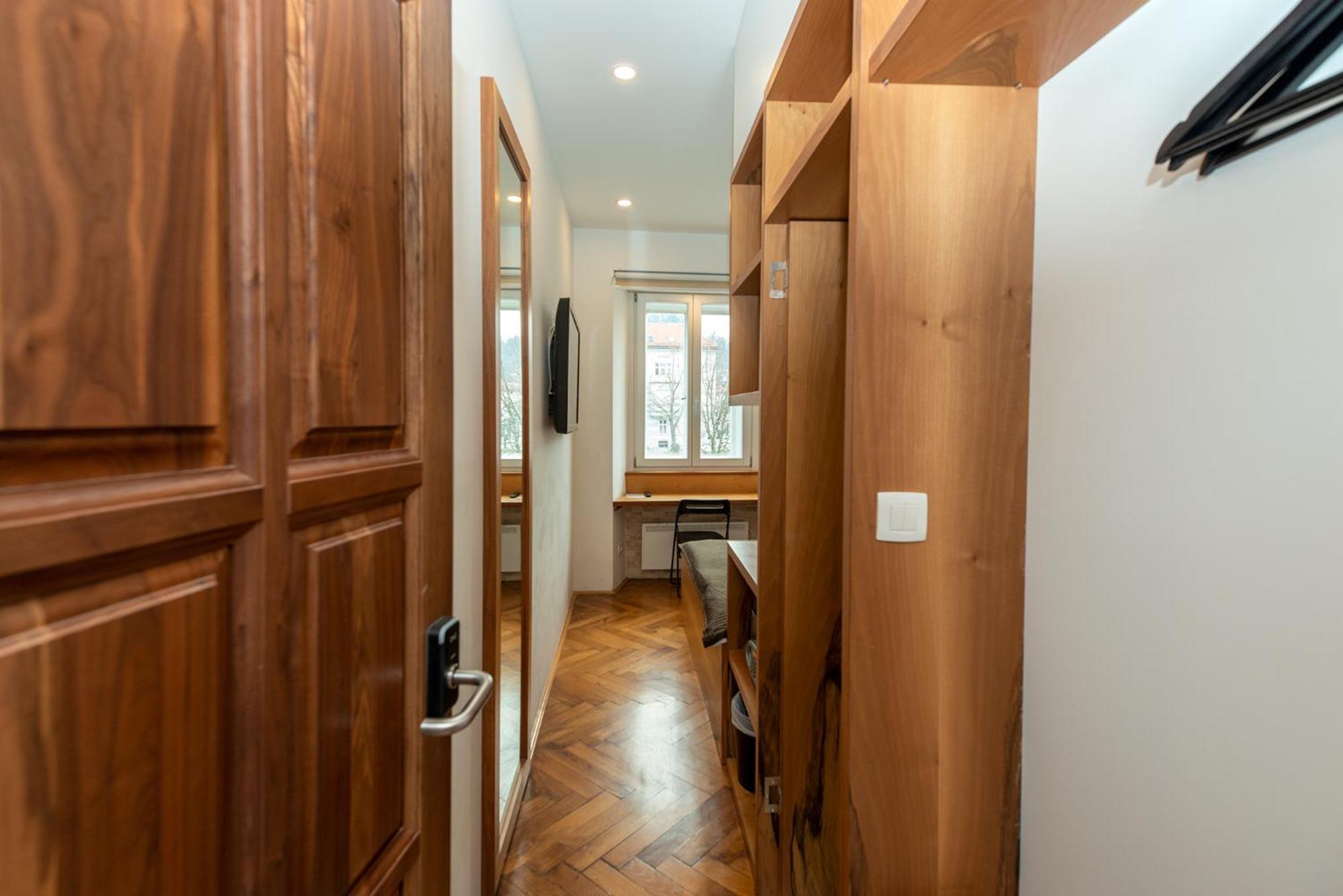Economy Double Room - Photo 9