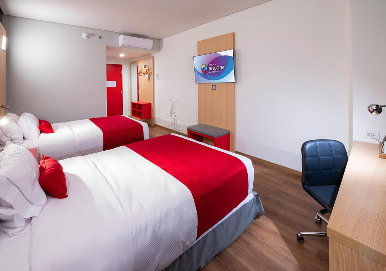 Double Room with Two Double Beds - Non-Smoking - Photo 4