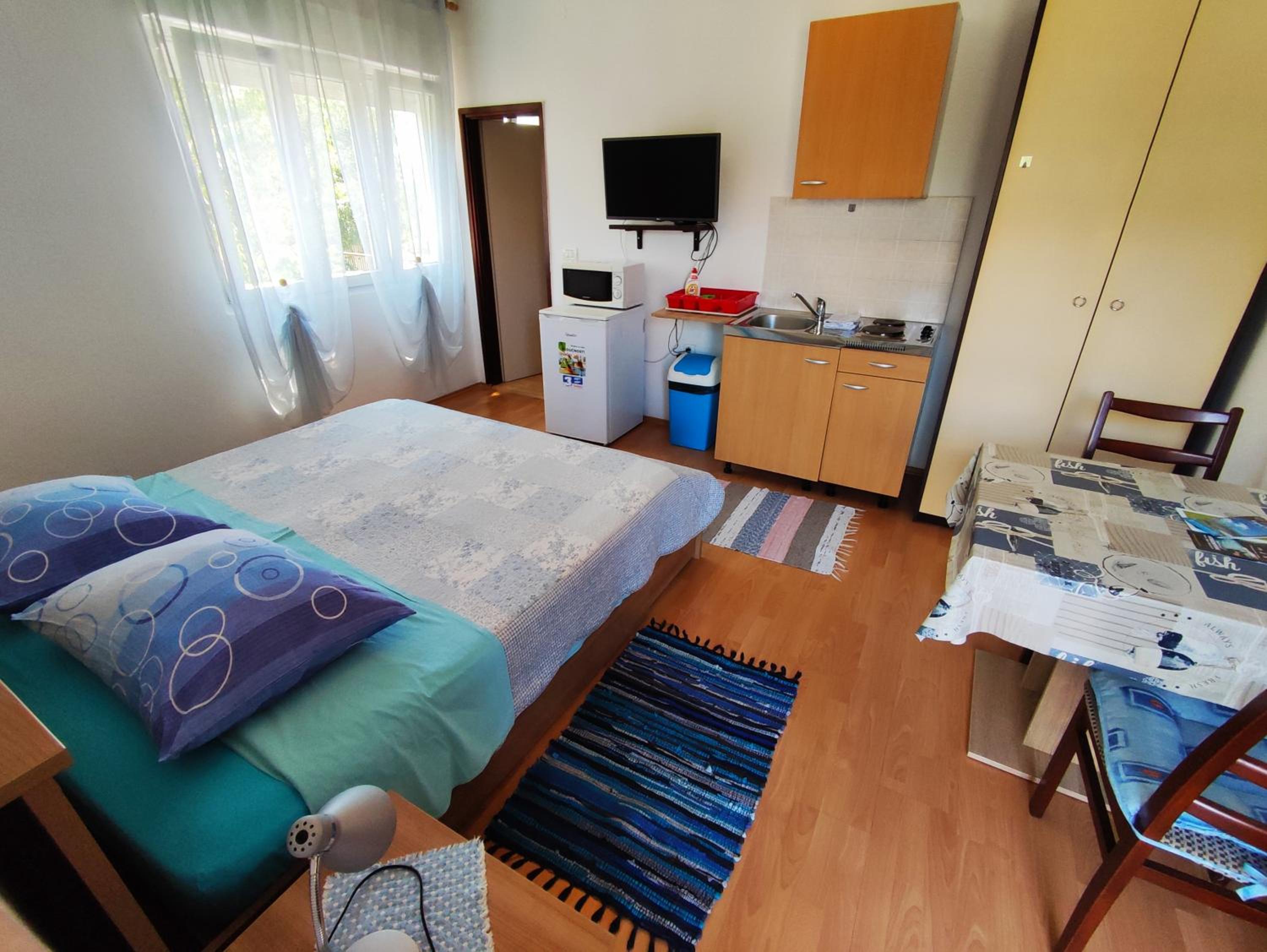 One-Bedroom Apartment - Photo 3