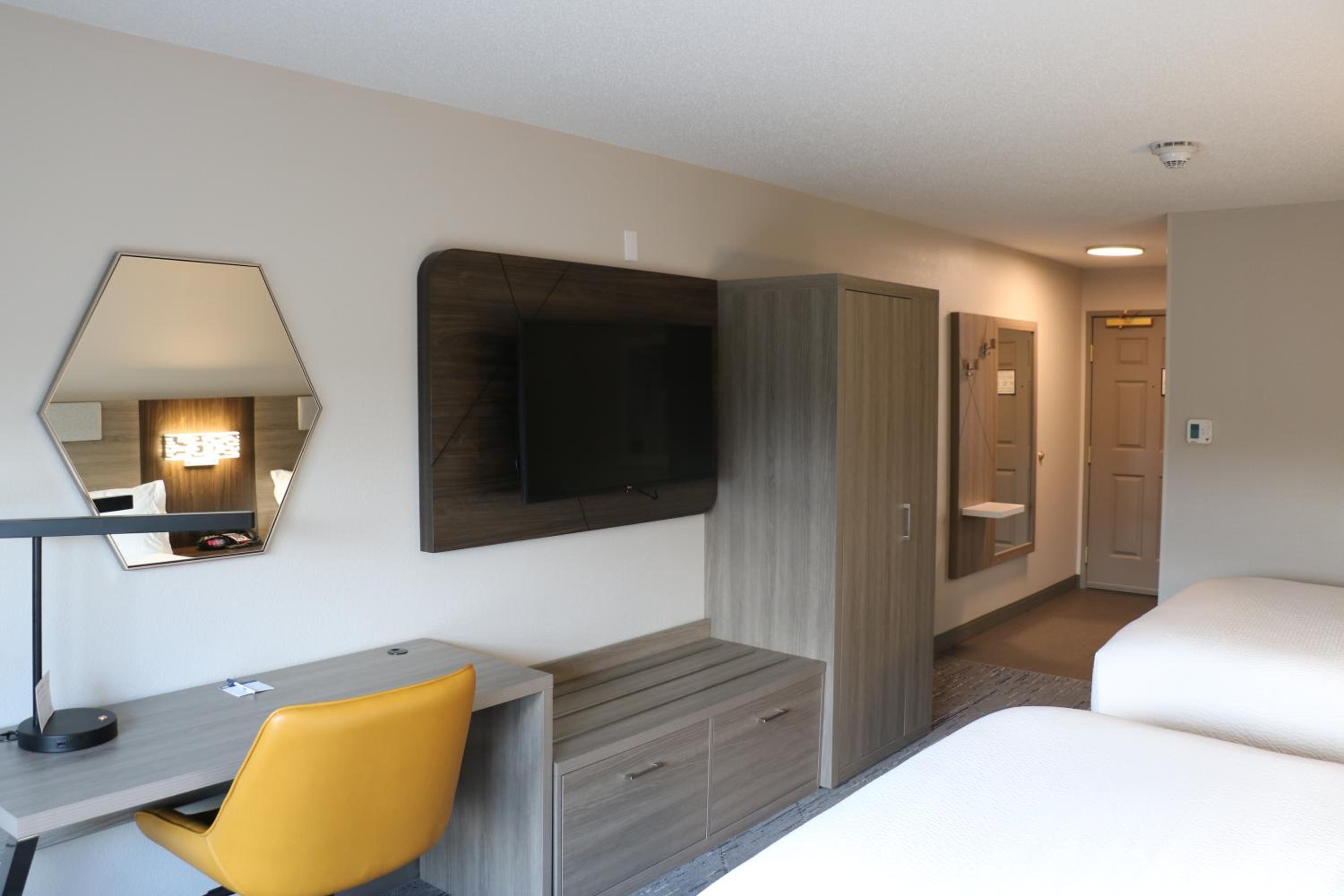 Standard Room with Two Queen Beds - Photo 2