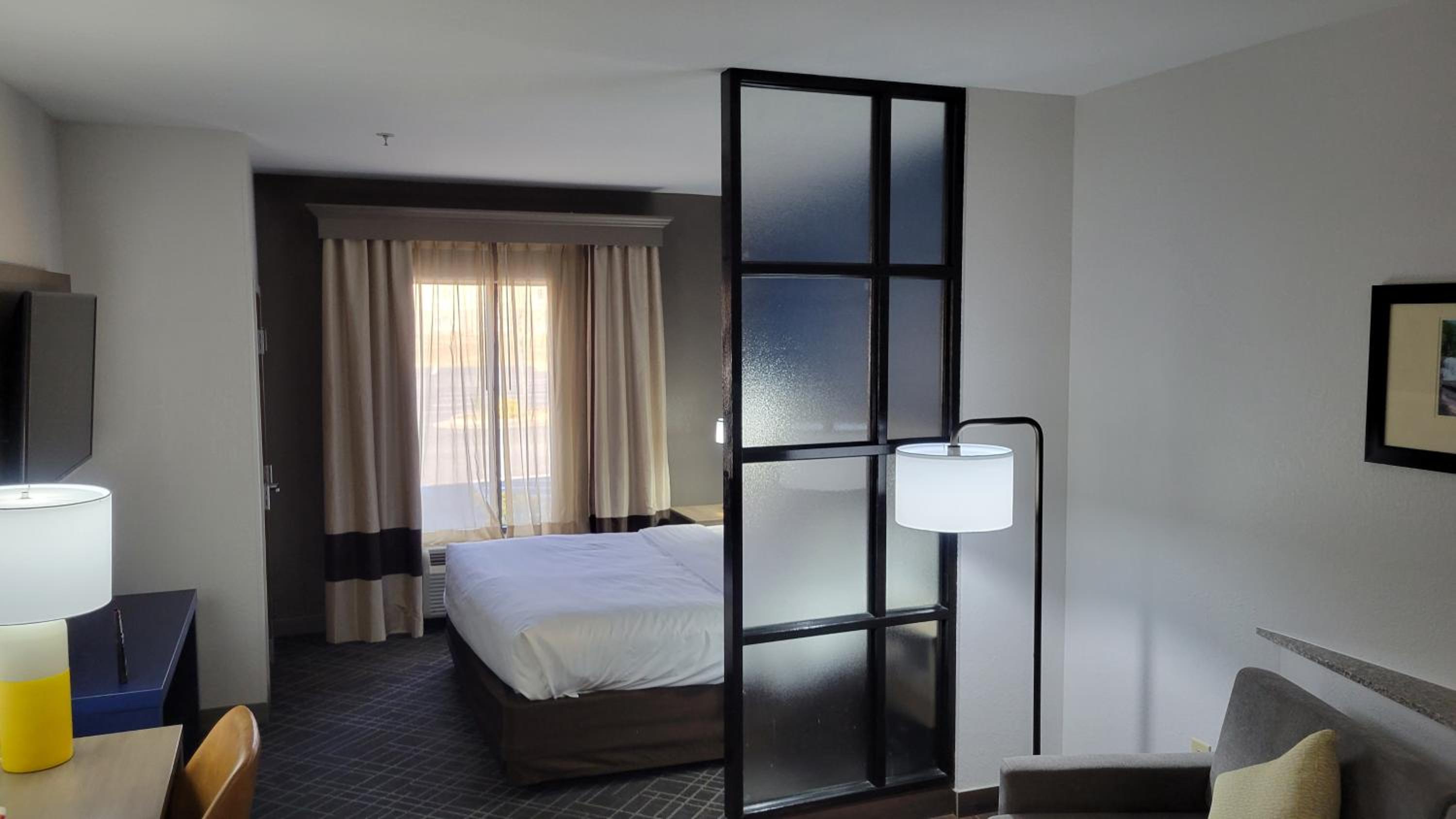 King Suite - Non-Smoking - Photo 22