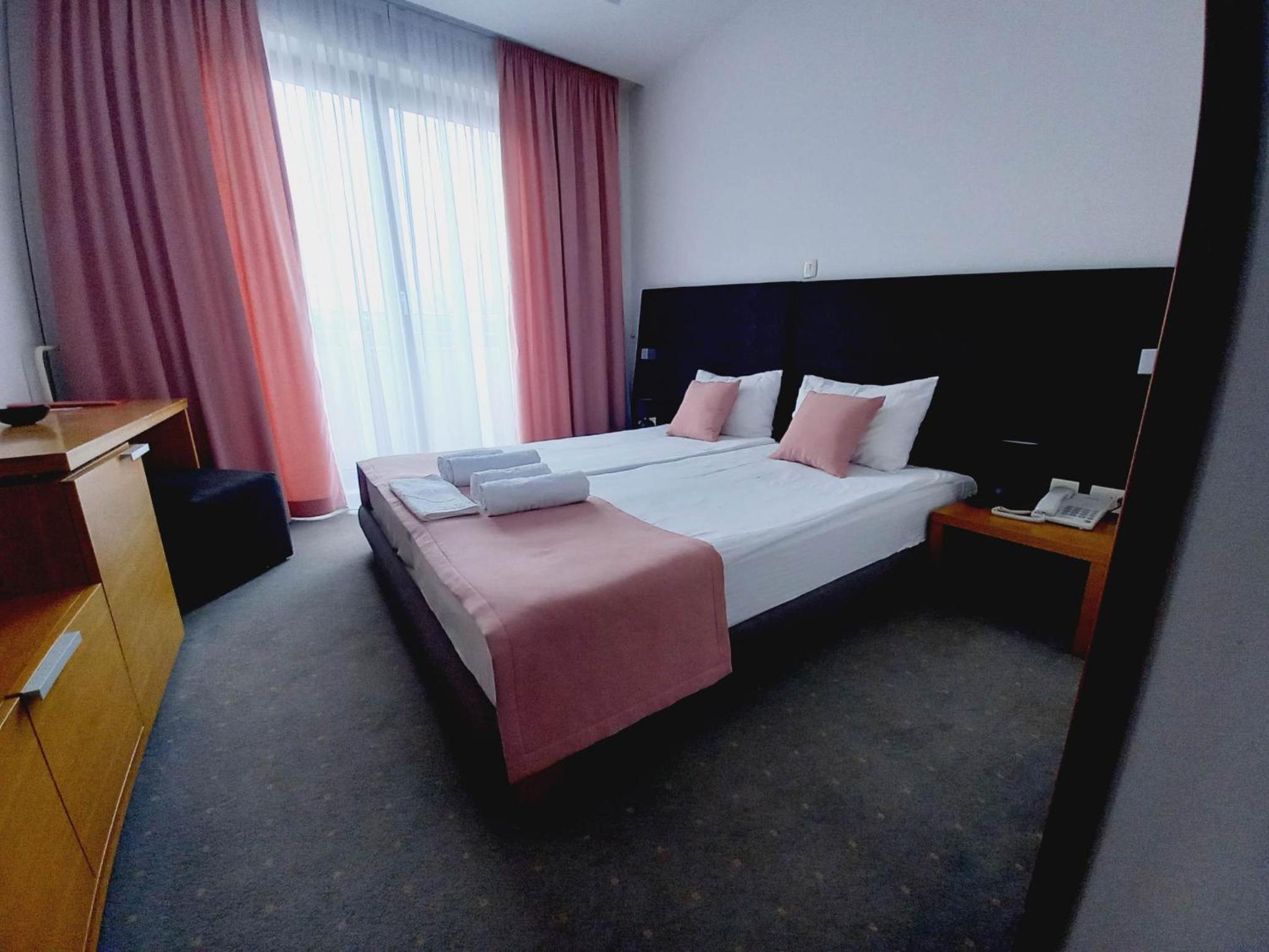 Deluxe Double Room (2 Adults + 1 Child)