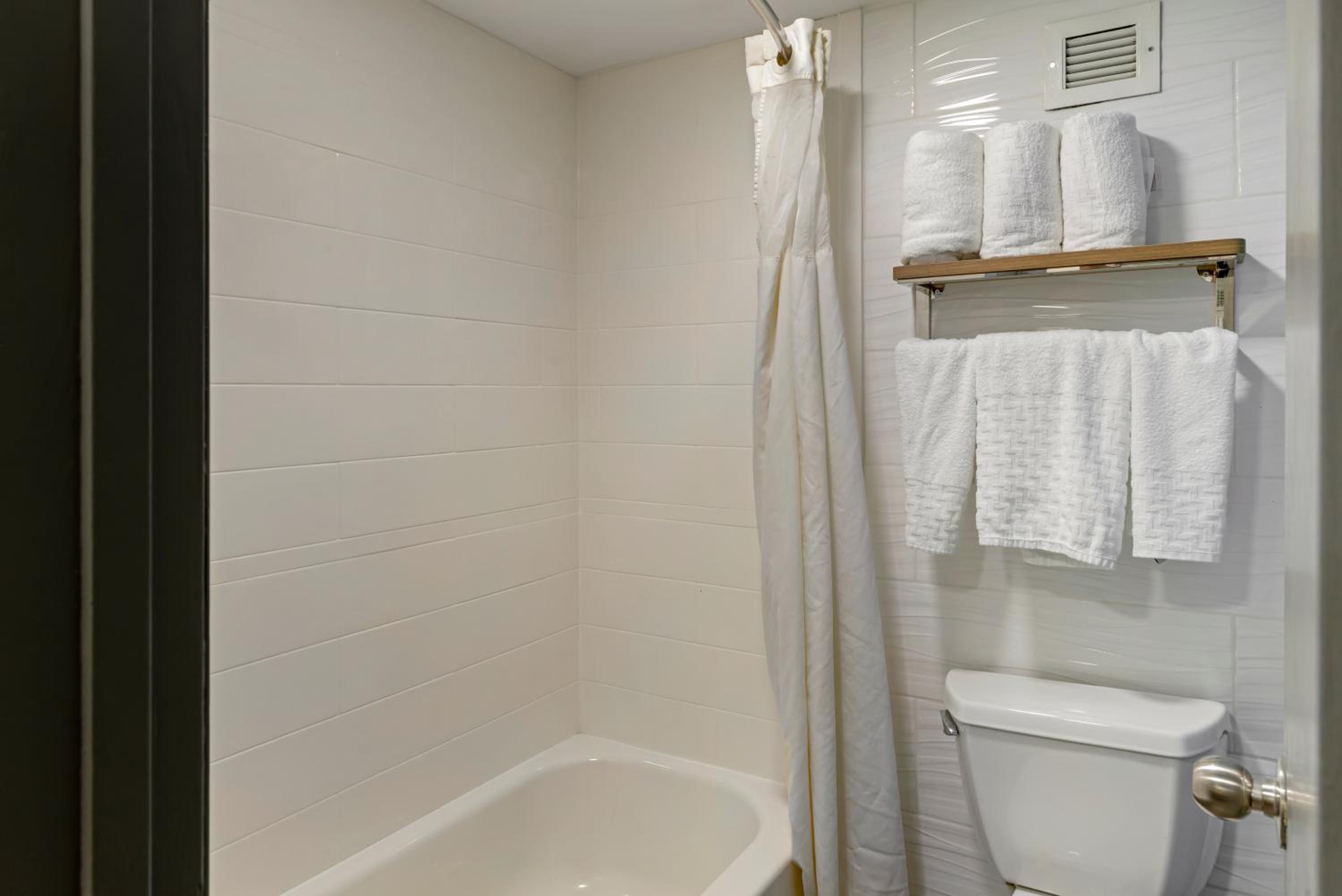 King Room - Non-Smoking - Photo 2