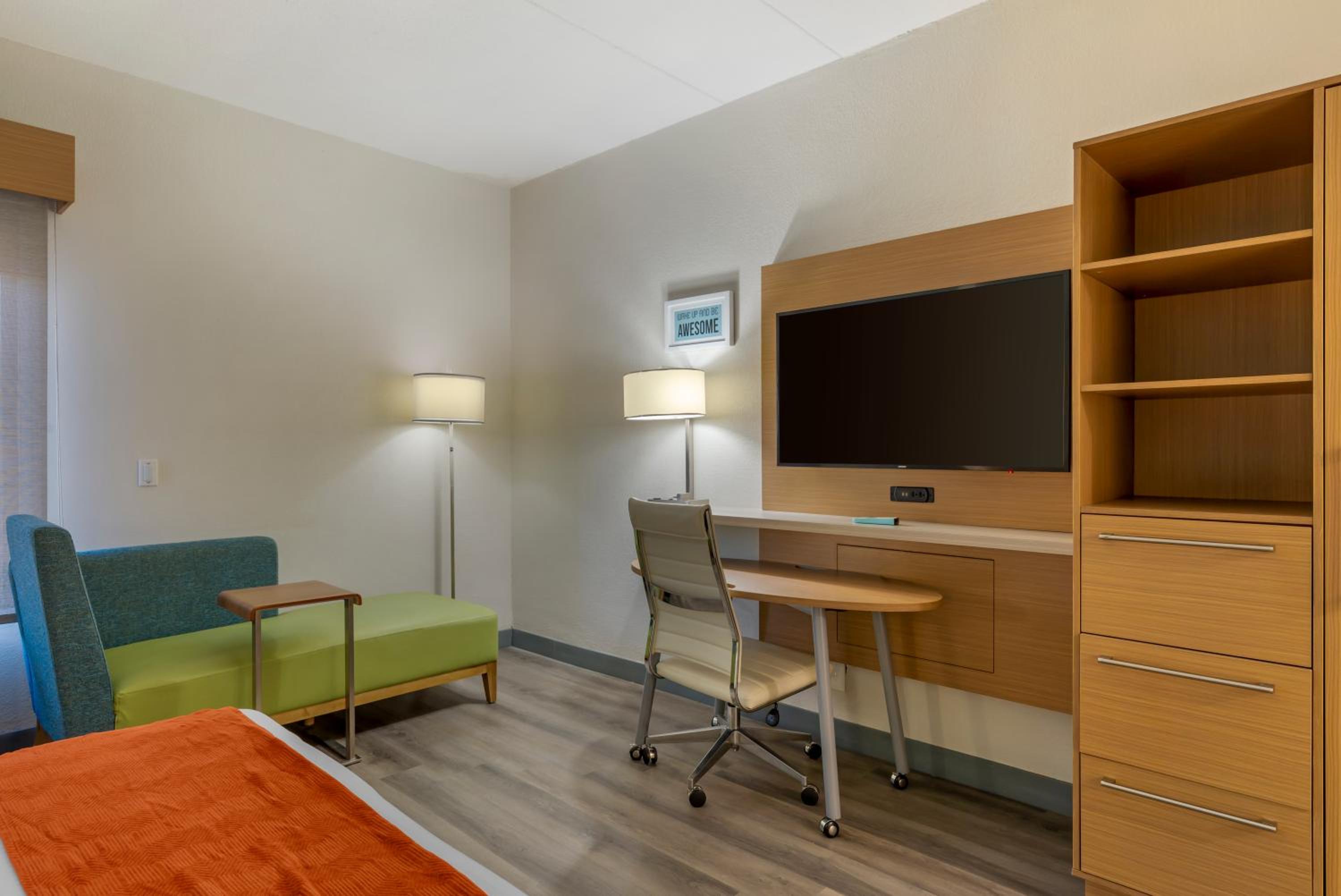 King Room - Non-Smoking - Photo 5