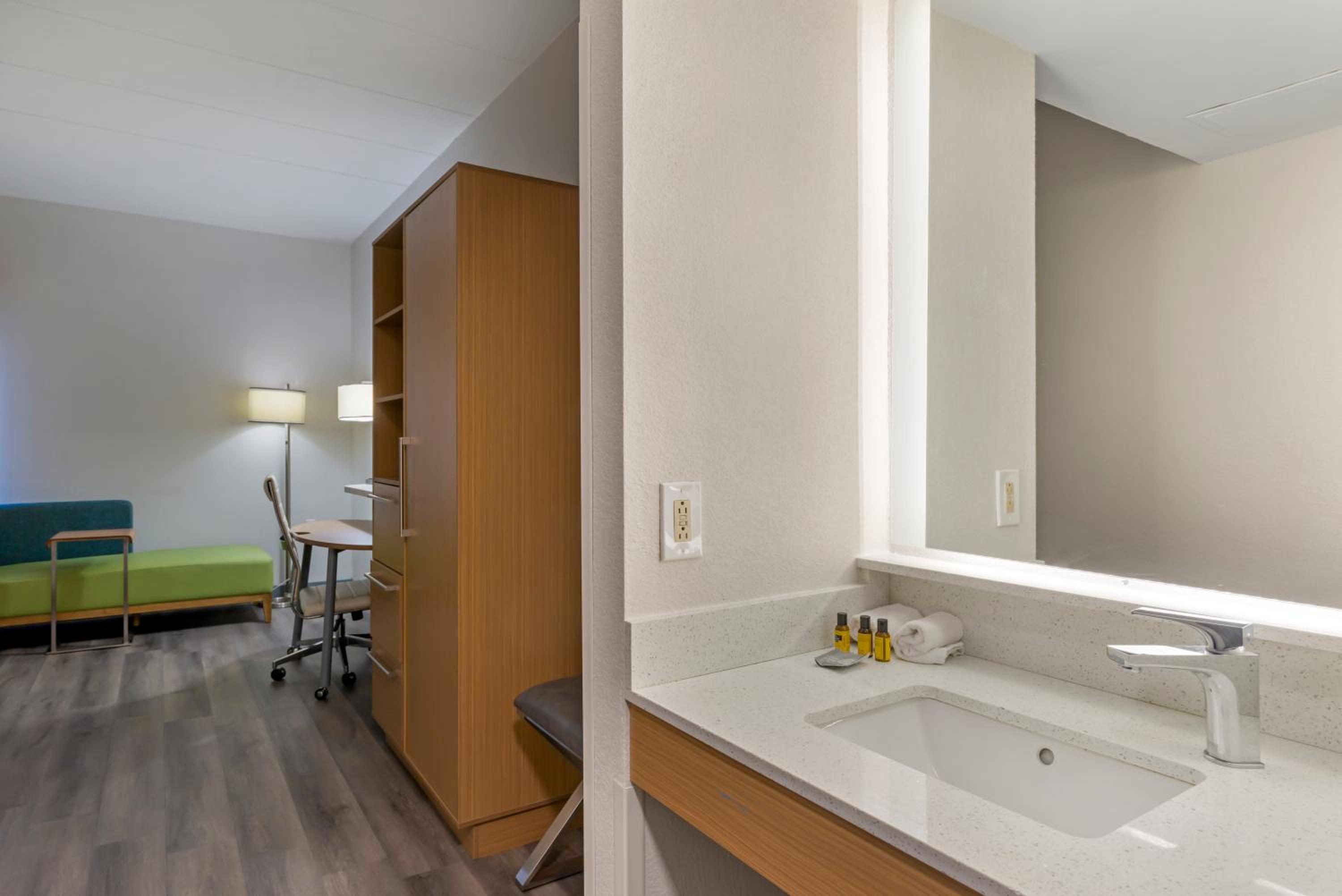 King Room - Non-Smoking - Photo 7