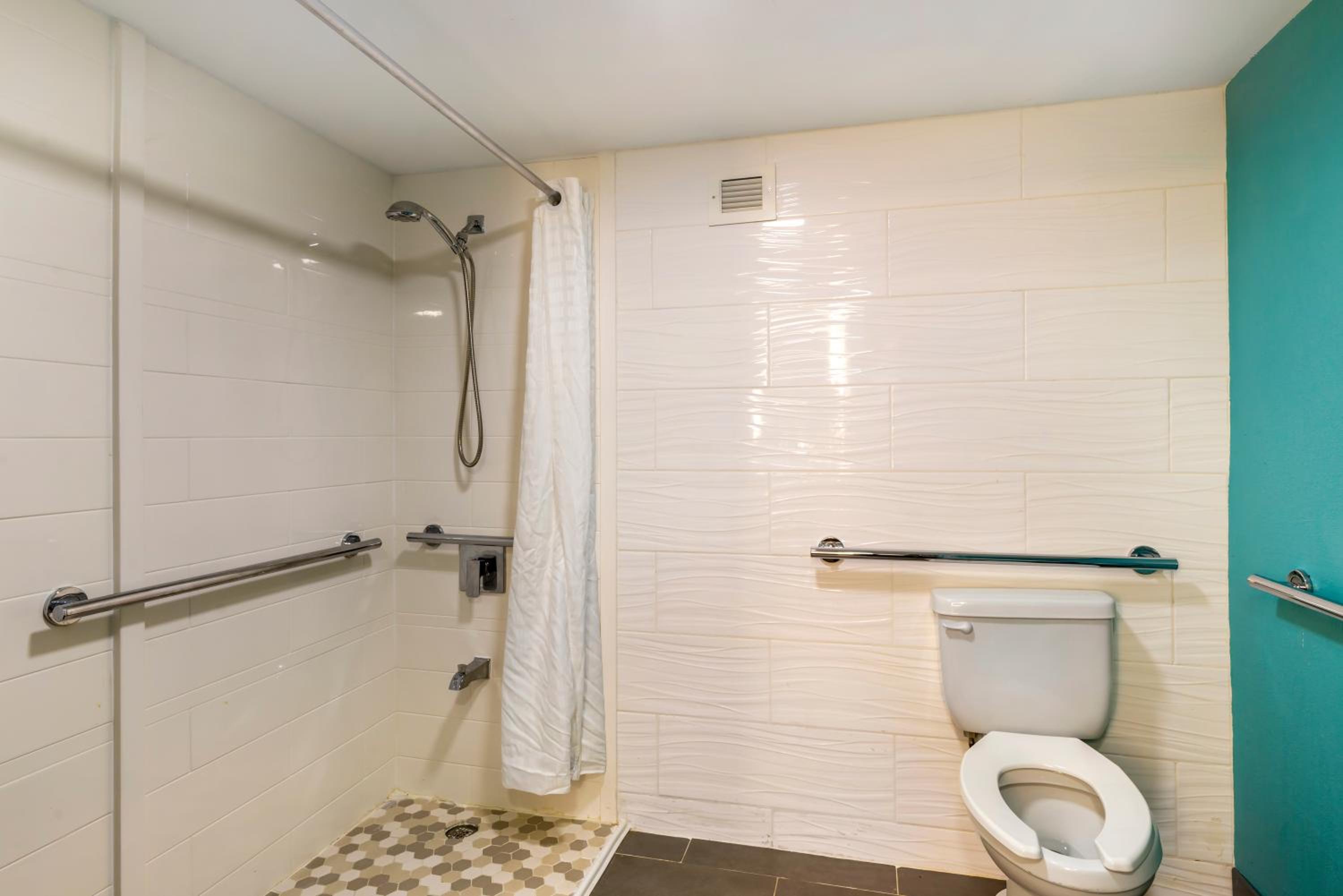 Queen Room - Mobility Accessible with Roll-In Shower - Photo 2