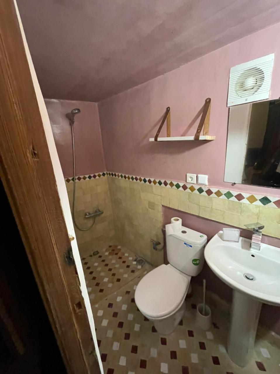 Double Room with Private Bathroom - Photo 3