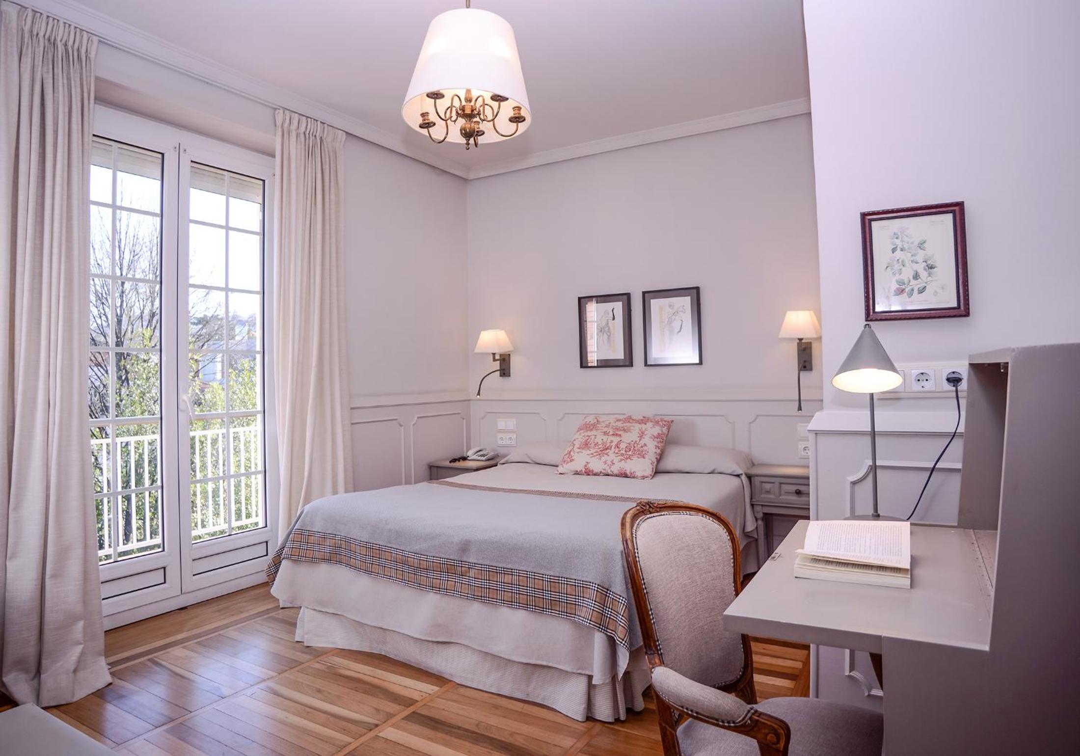 Double Room with Balcony - Photo 1