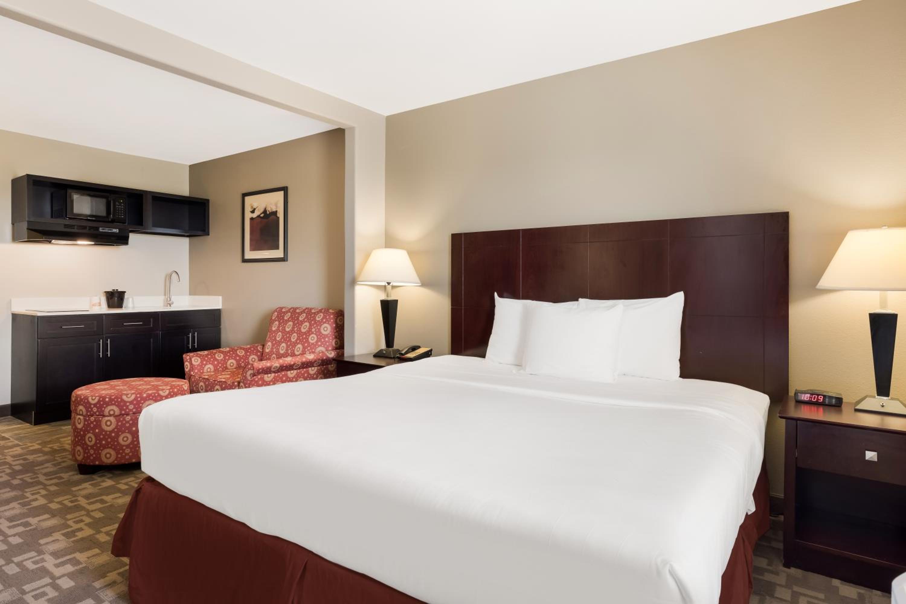 1 King Bed, Suite, Nonsmoking, Kitchenette - Photo 1