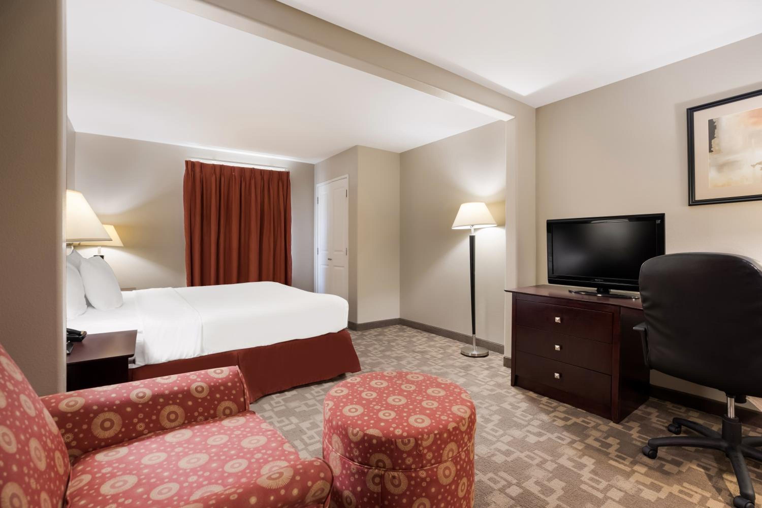 1 King Bed, Suite, Nonsmoking, Kitchenette - Photo 4