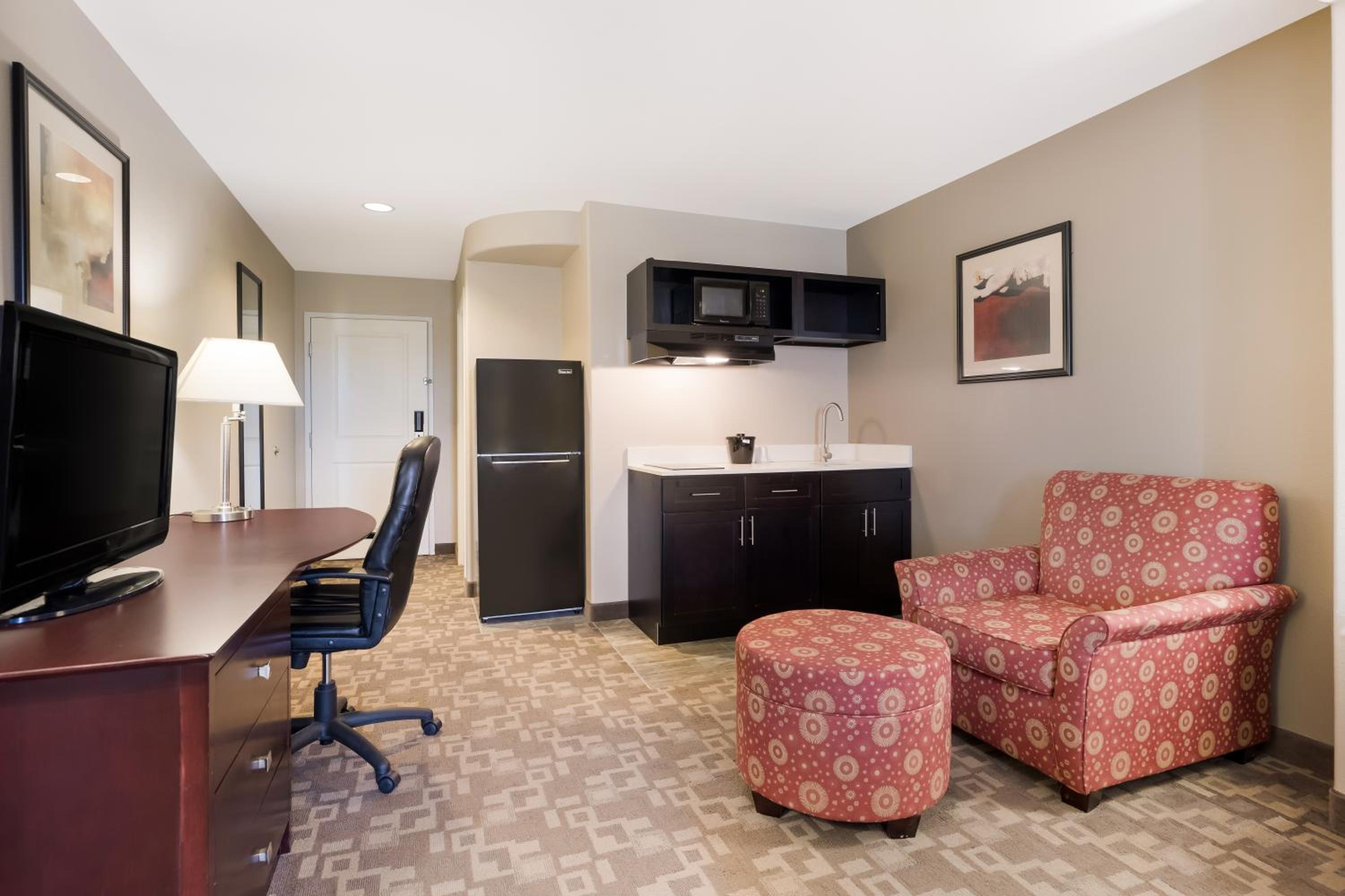 1 King Bed, Suite, Nonsmoking, Kitchenette - Photo 2