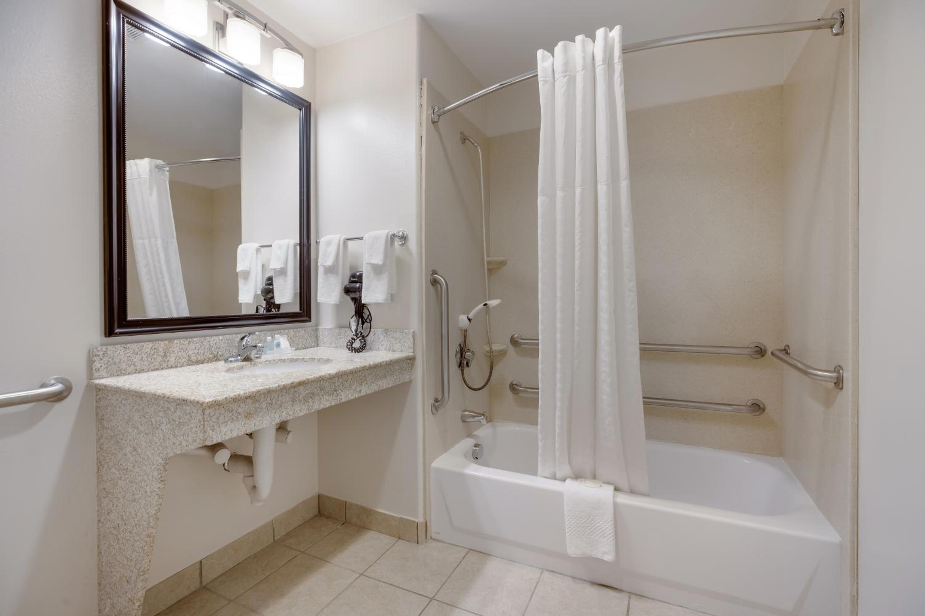 2 Queen Beds, Suite, Nonsmoking, Accessible, Kitchenette - Photo 2