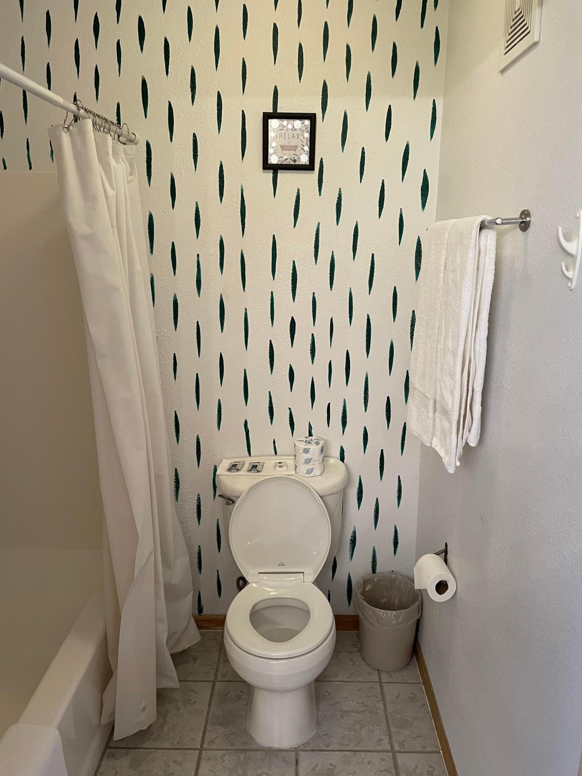Deluxe Queen Room - Photo 5