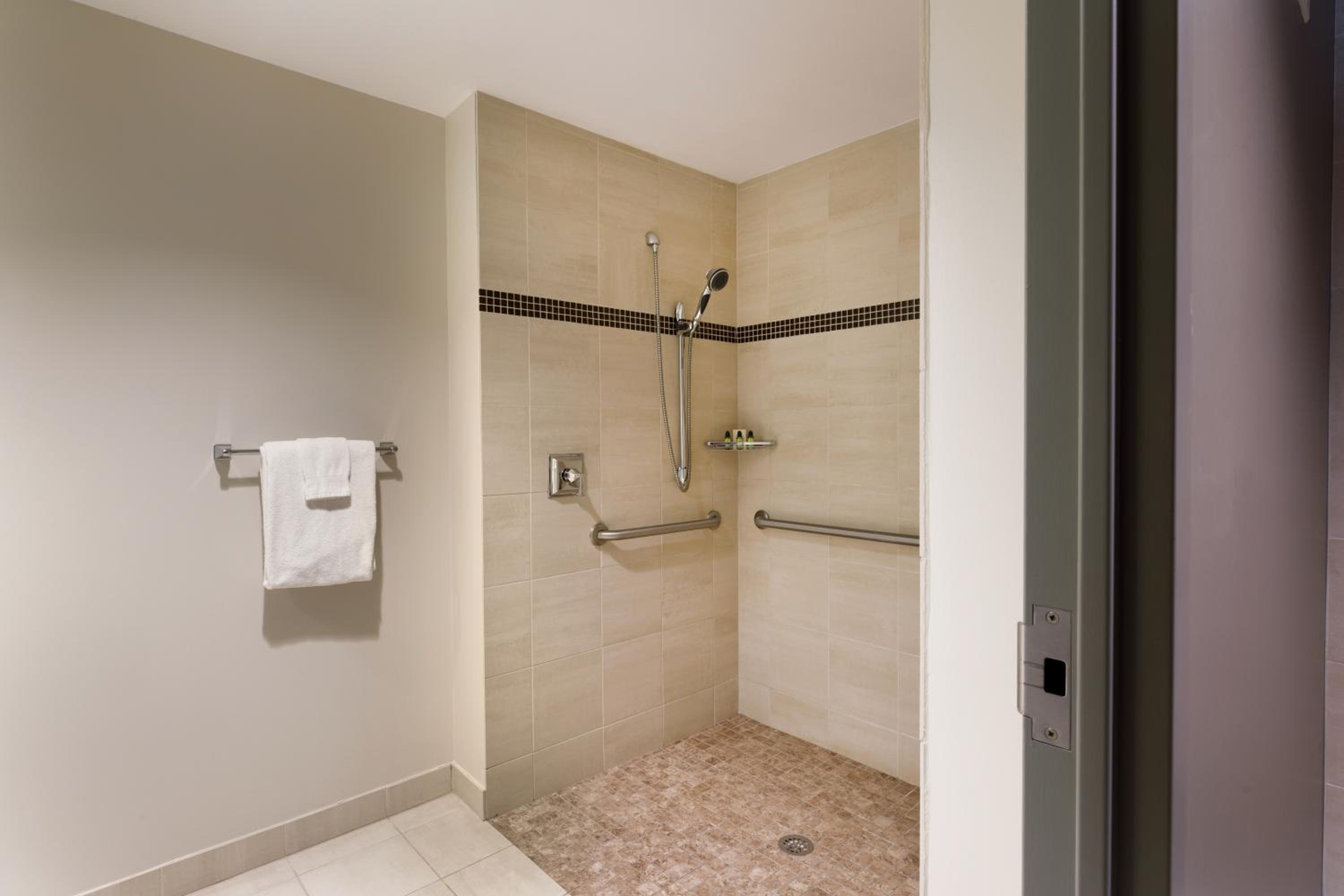 Corner King Room with Roll-In Shower - Mobility/Hearing Access - Photo 3
