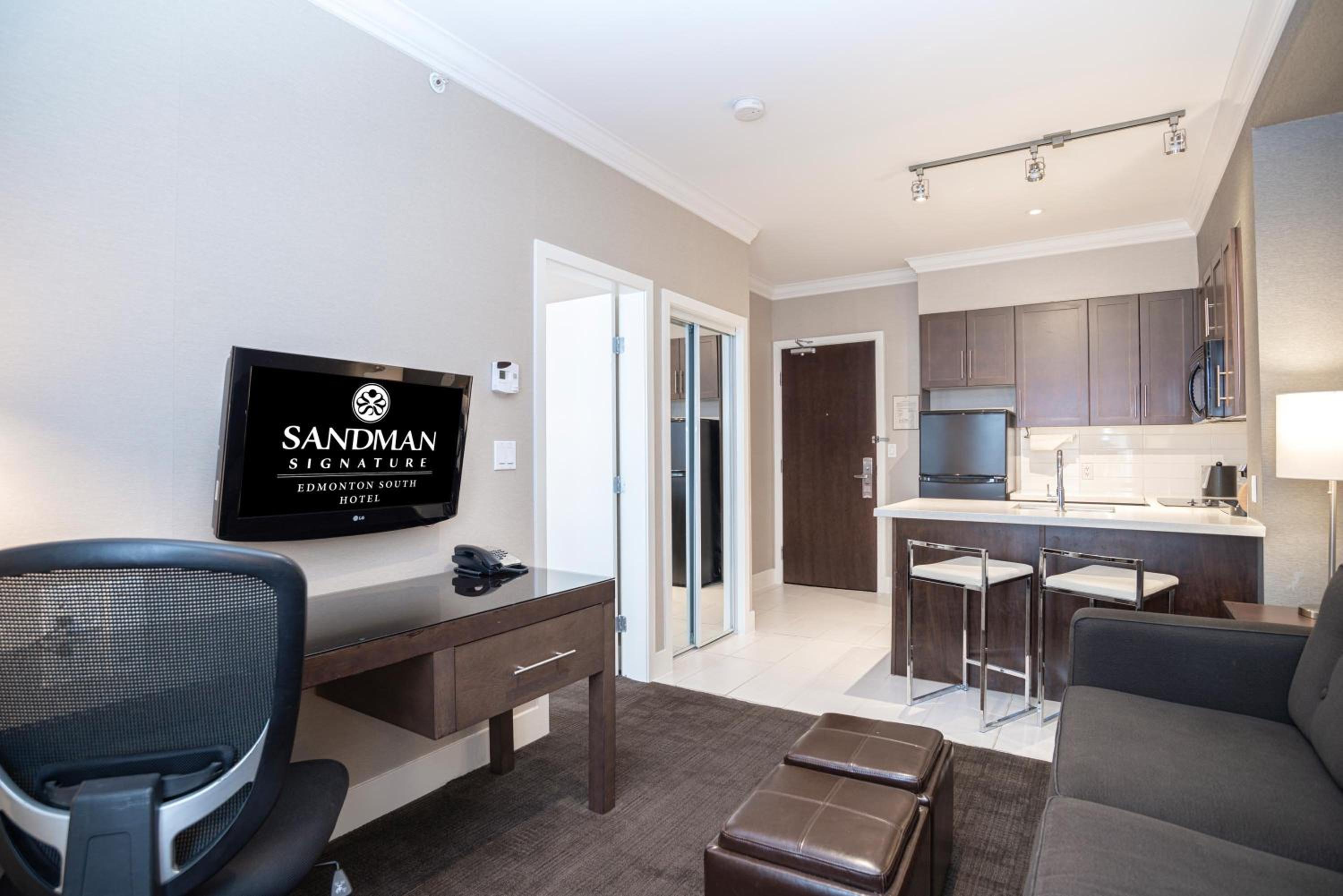 Standard Suite, 1 King Bed, Kitchen, Washer Dryer - Photo 4