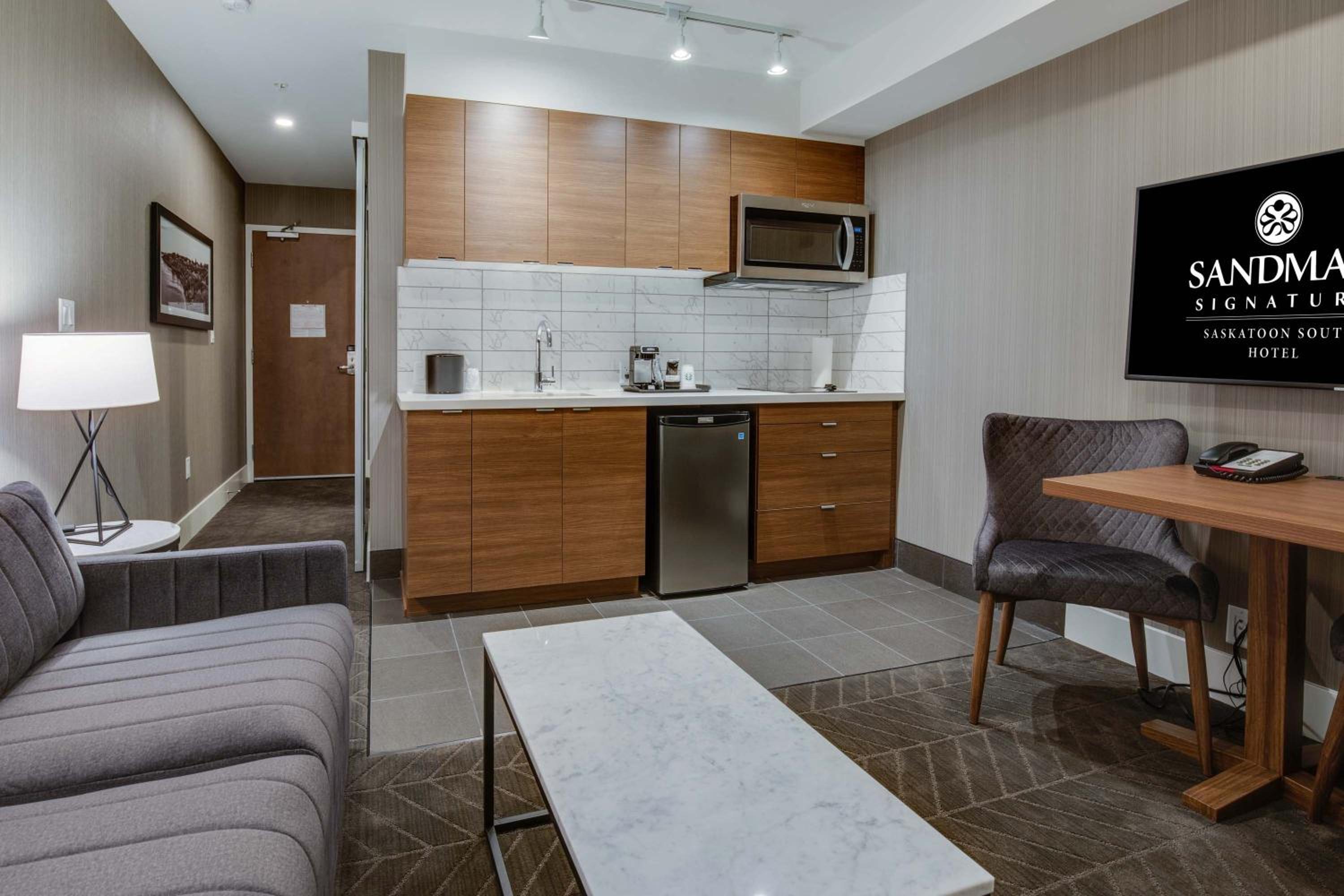 Standard Suite, 1 King Bed, Kitchen - Photo 9