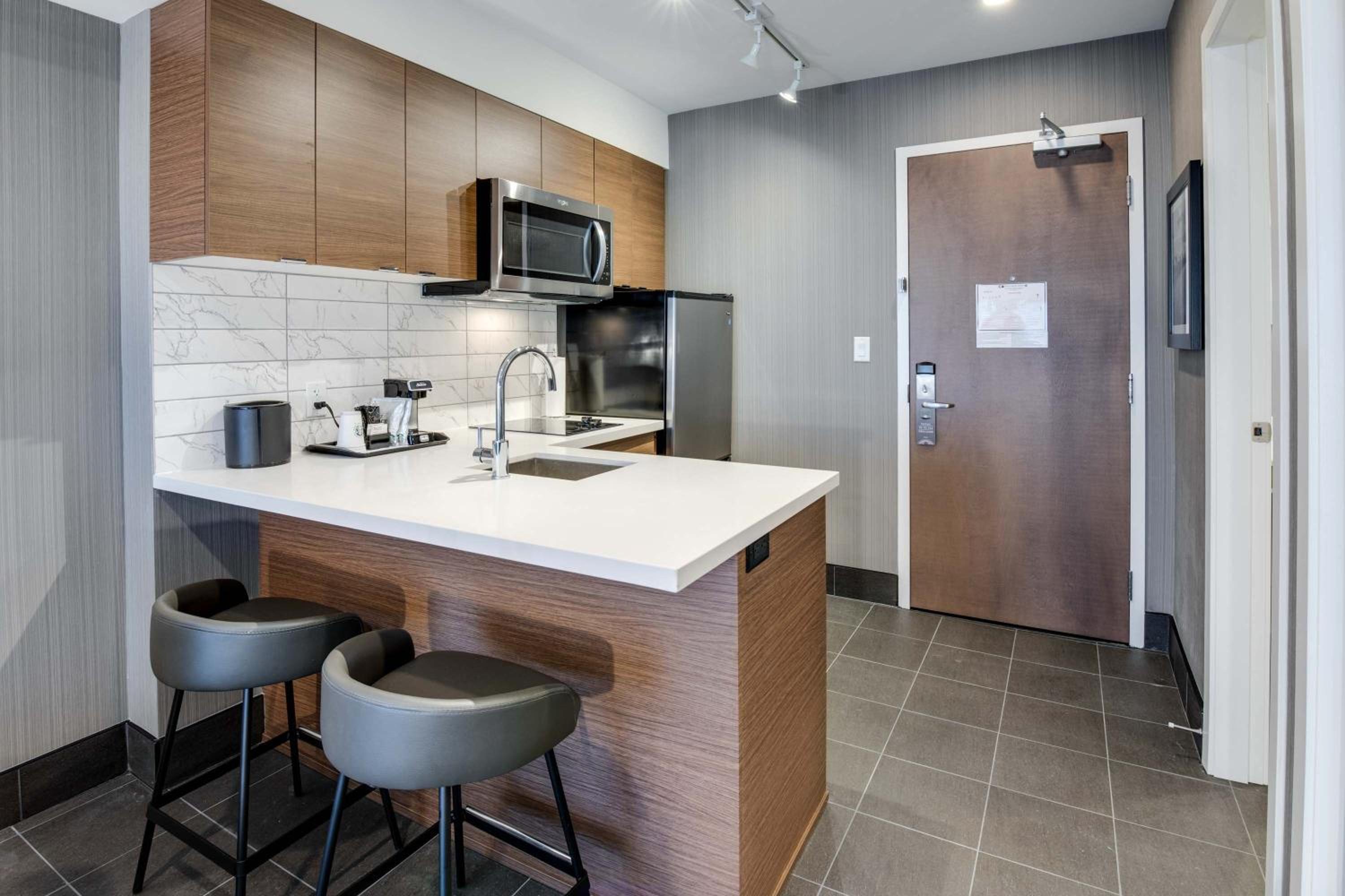 Standard Suite, 1 King Bed, Kitchen - Photo 10