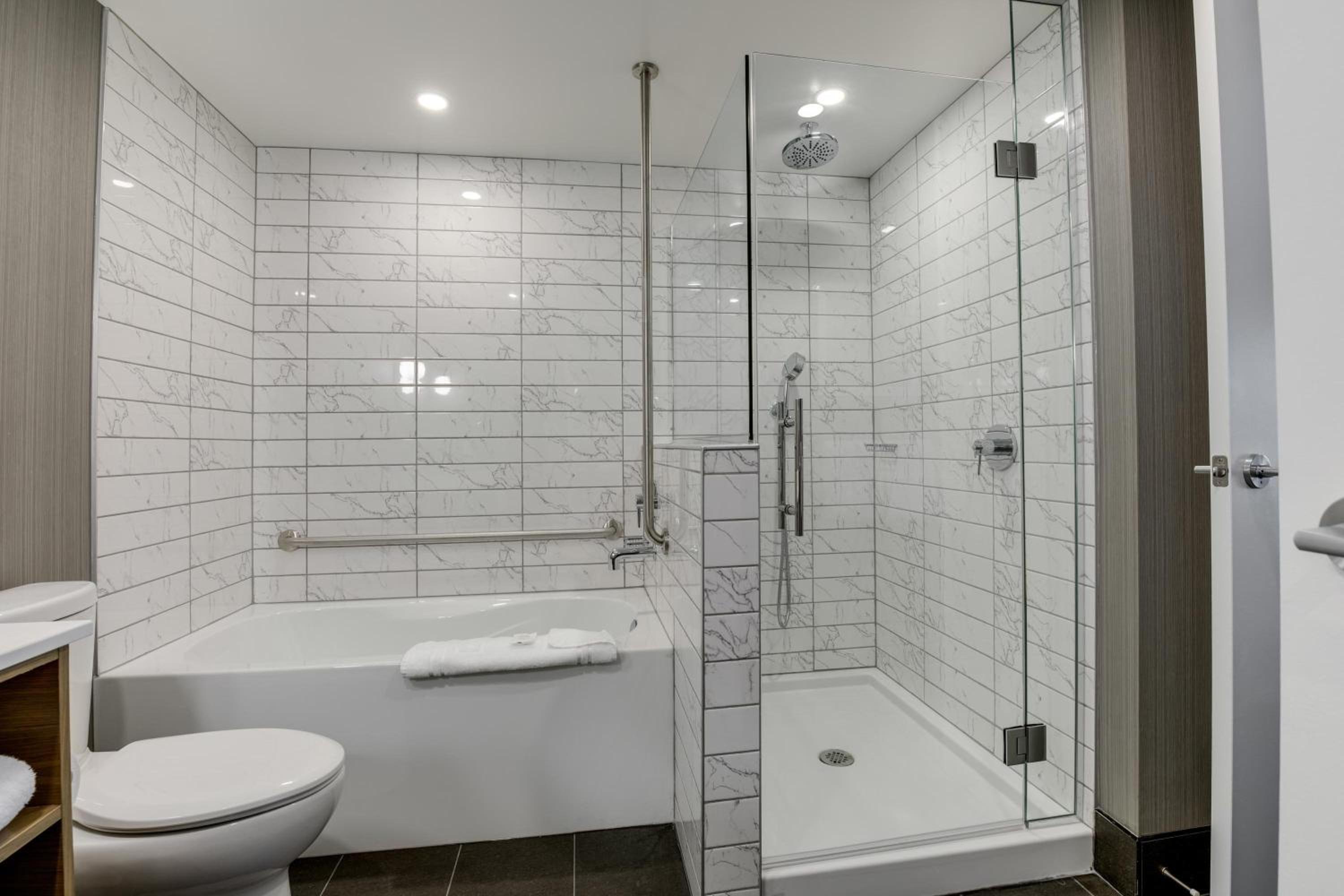 Standard Suite, 1 King Bed, Kitchen - Photo 3