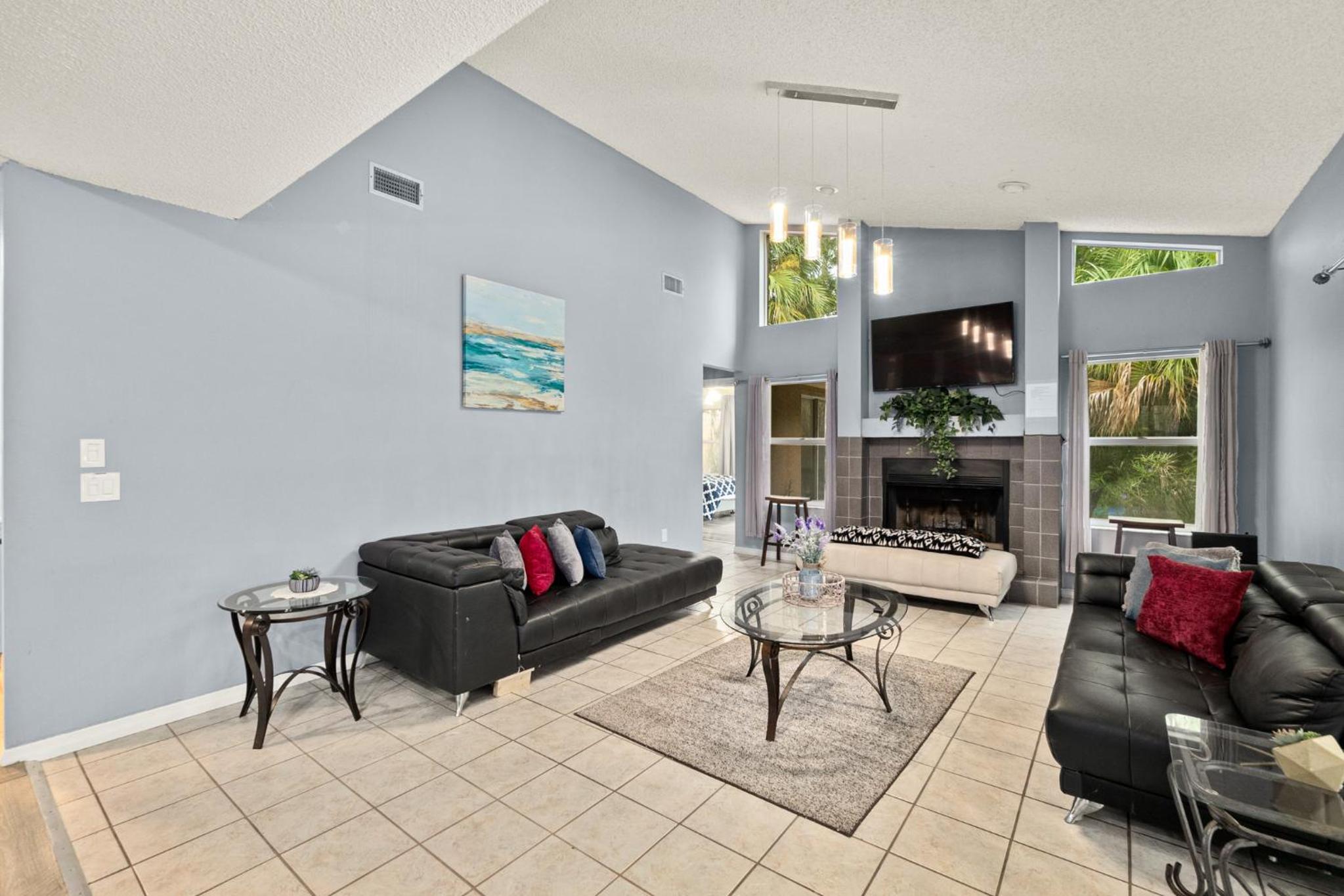 Five-Bedroom House photo 3