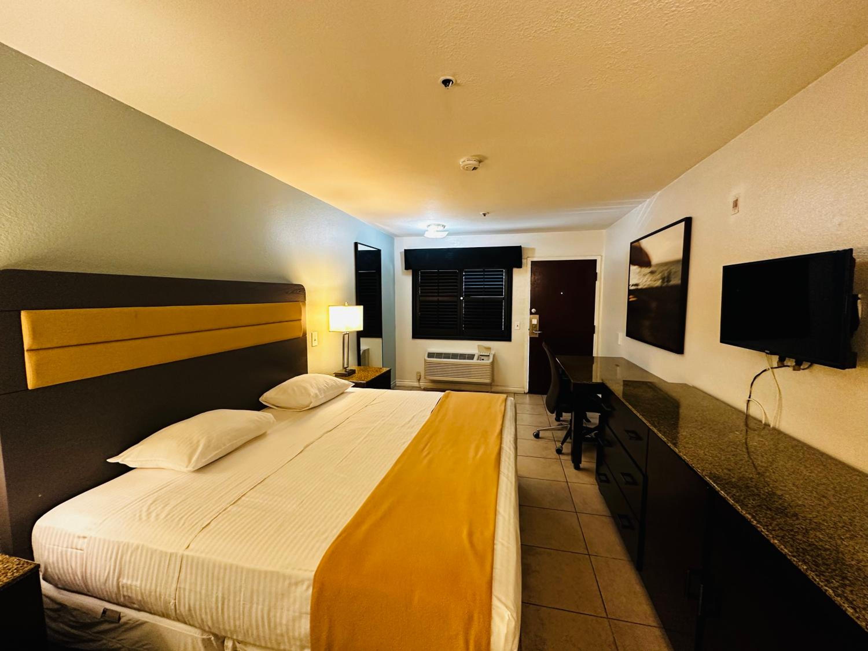 Standard King Room - Photo 9