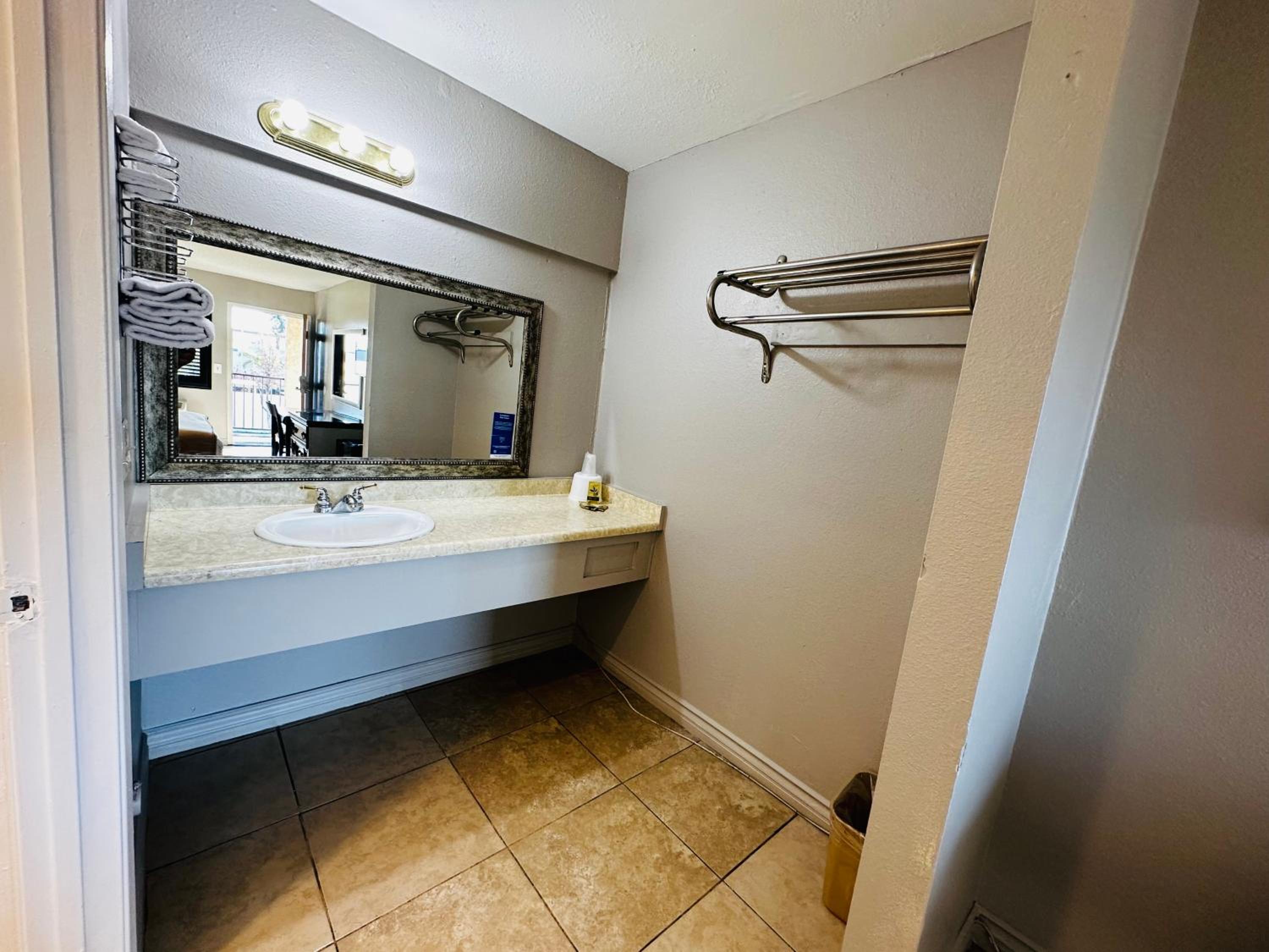 Standard King Room - Photo 2