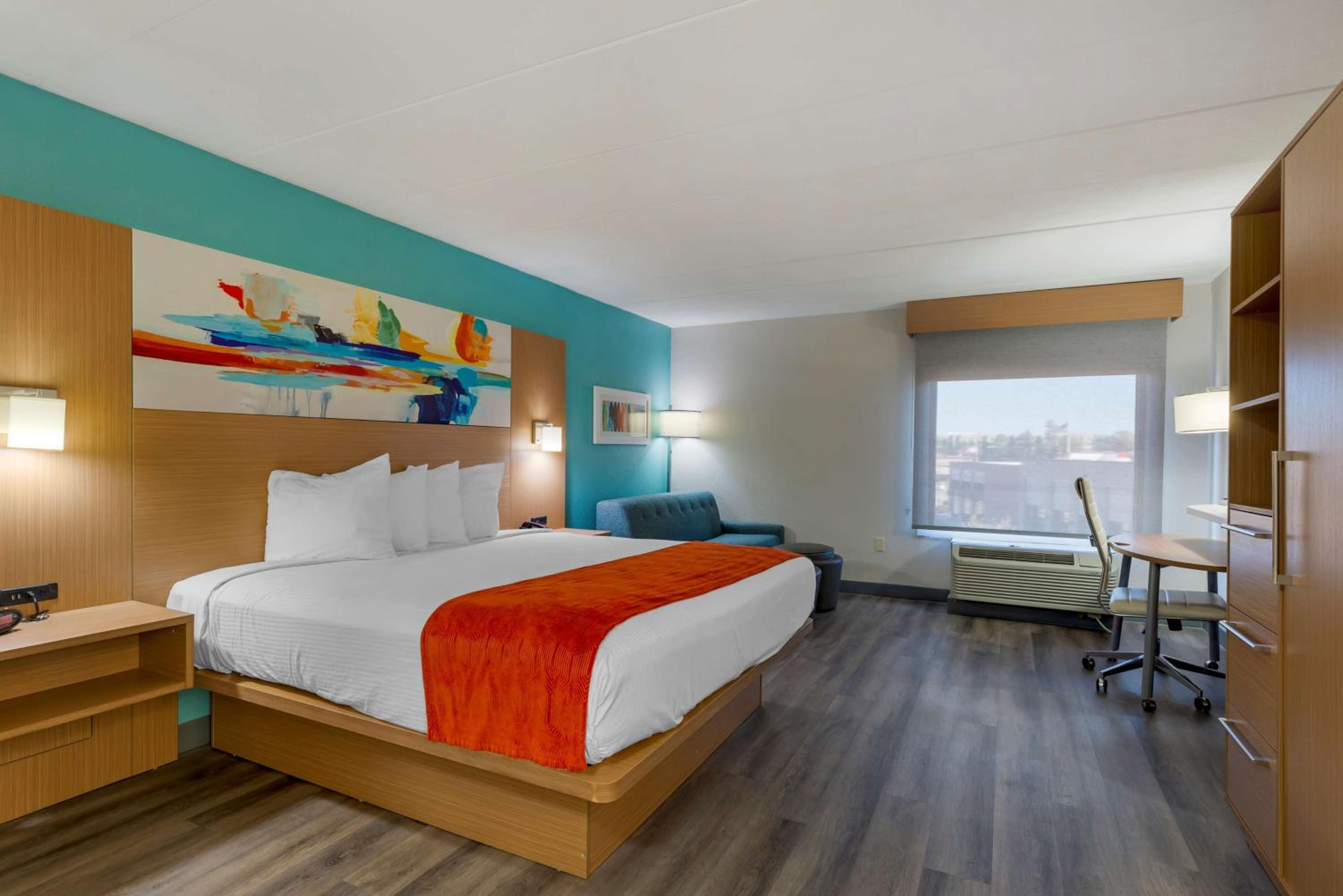 King Suite with Sofa Bed - Non-Smoking photo 1