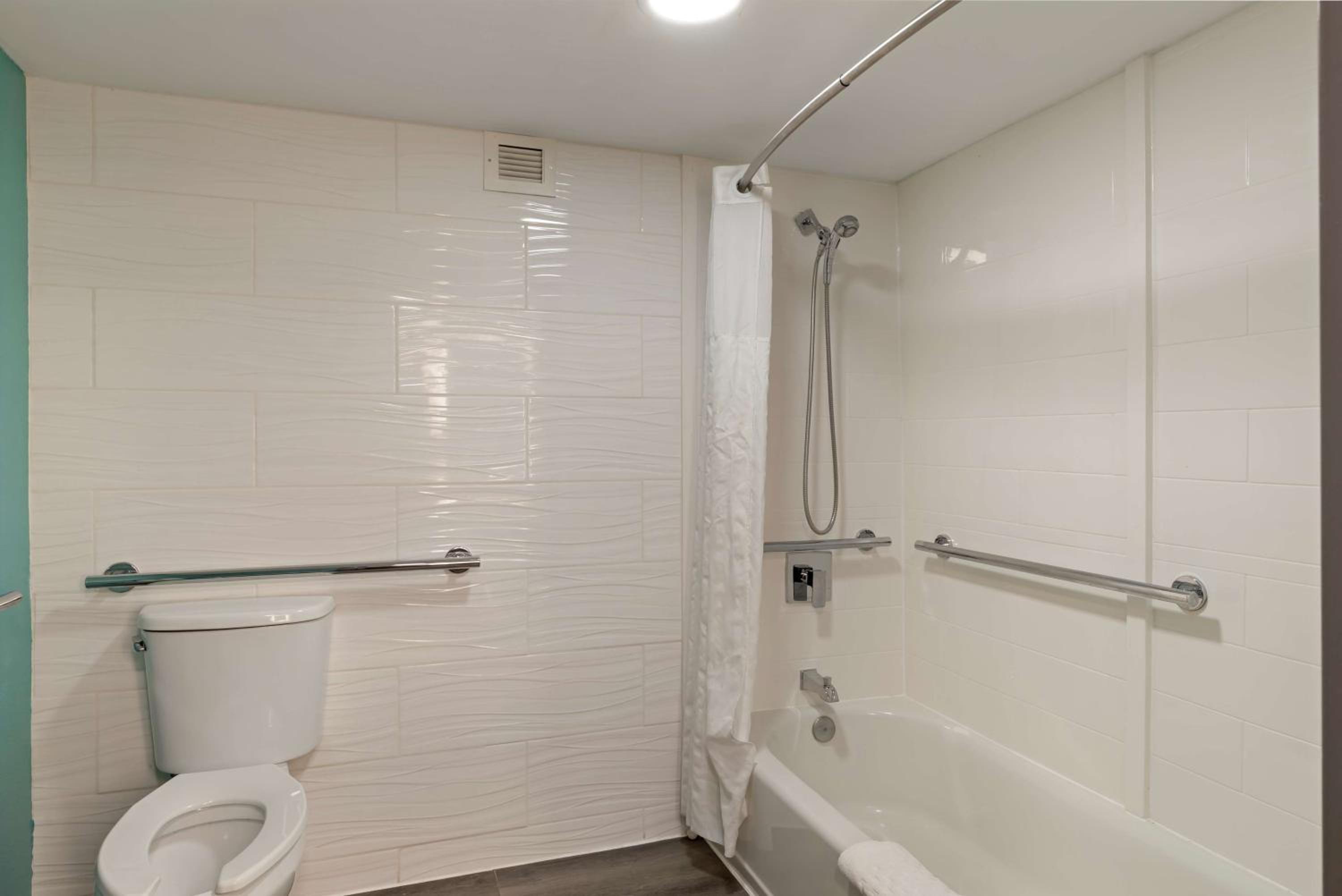 King Room - Mobility Accessible with Bathtub - Photo 4