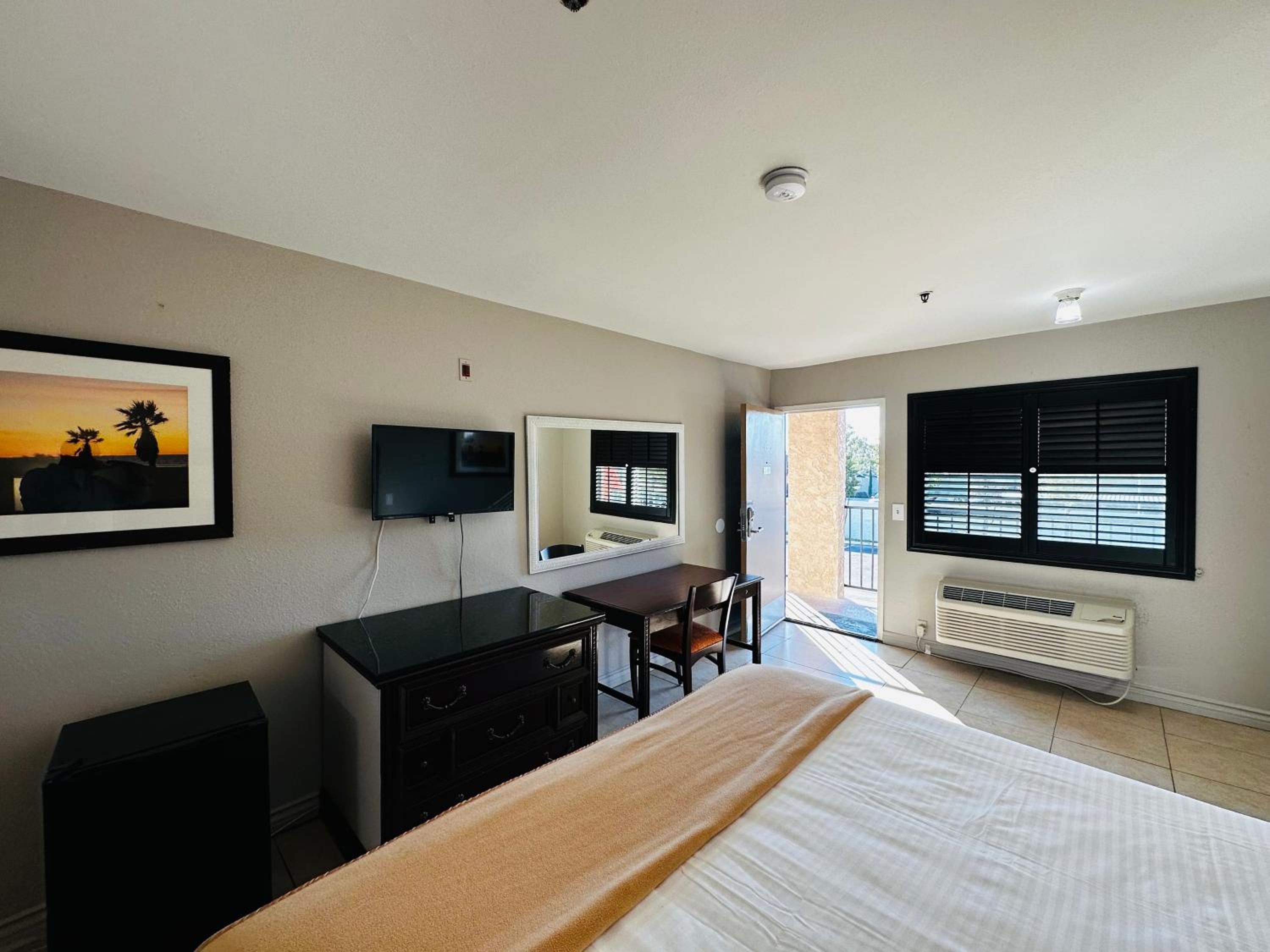 Standard King Room - Photo 8
