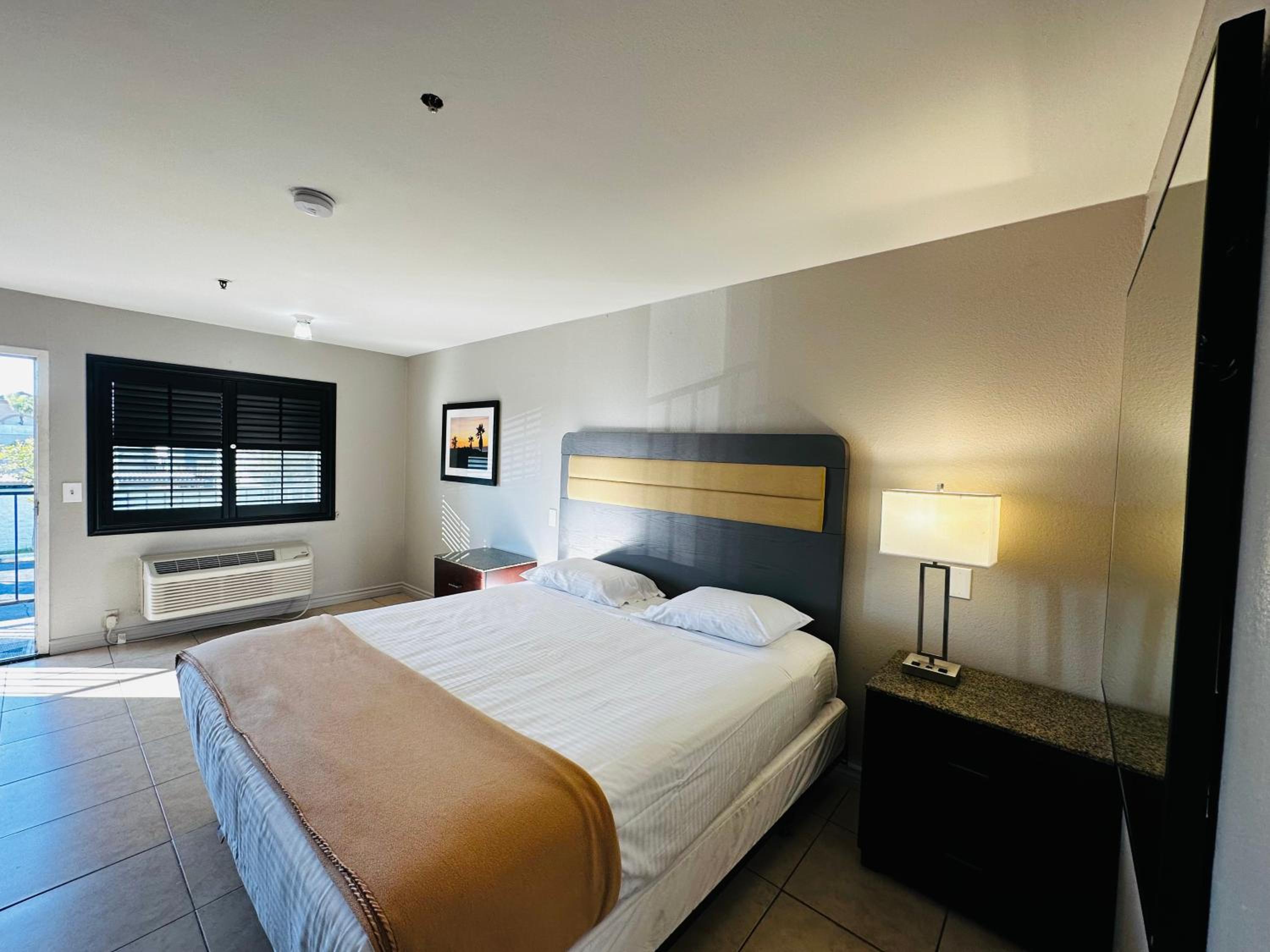 Standard King Room - Photo 10