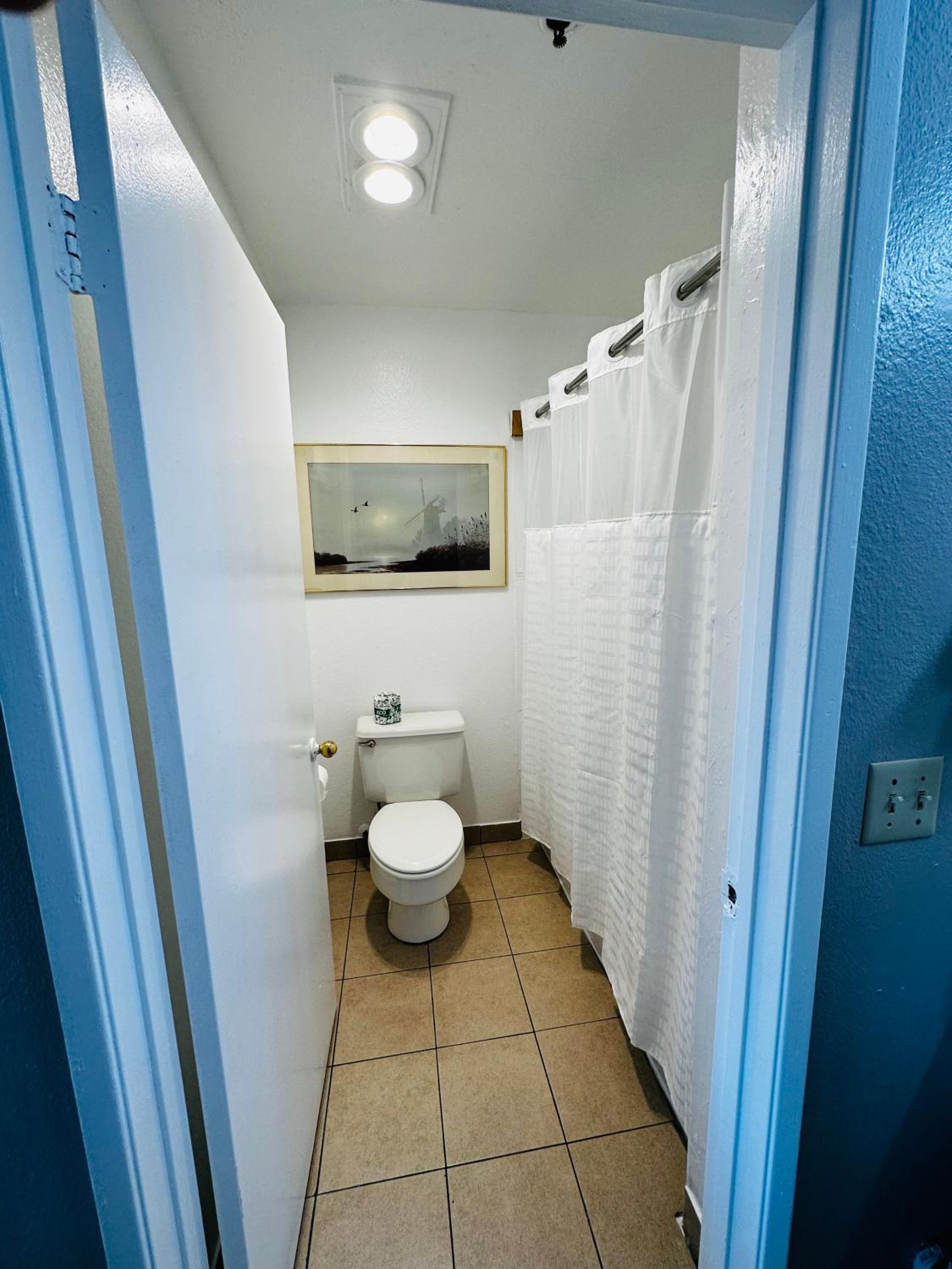Standard King Room - Photo 5