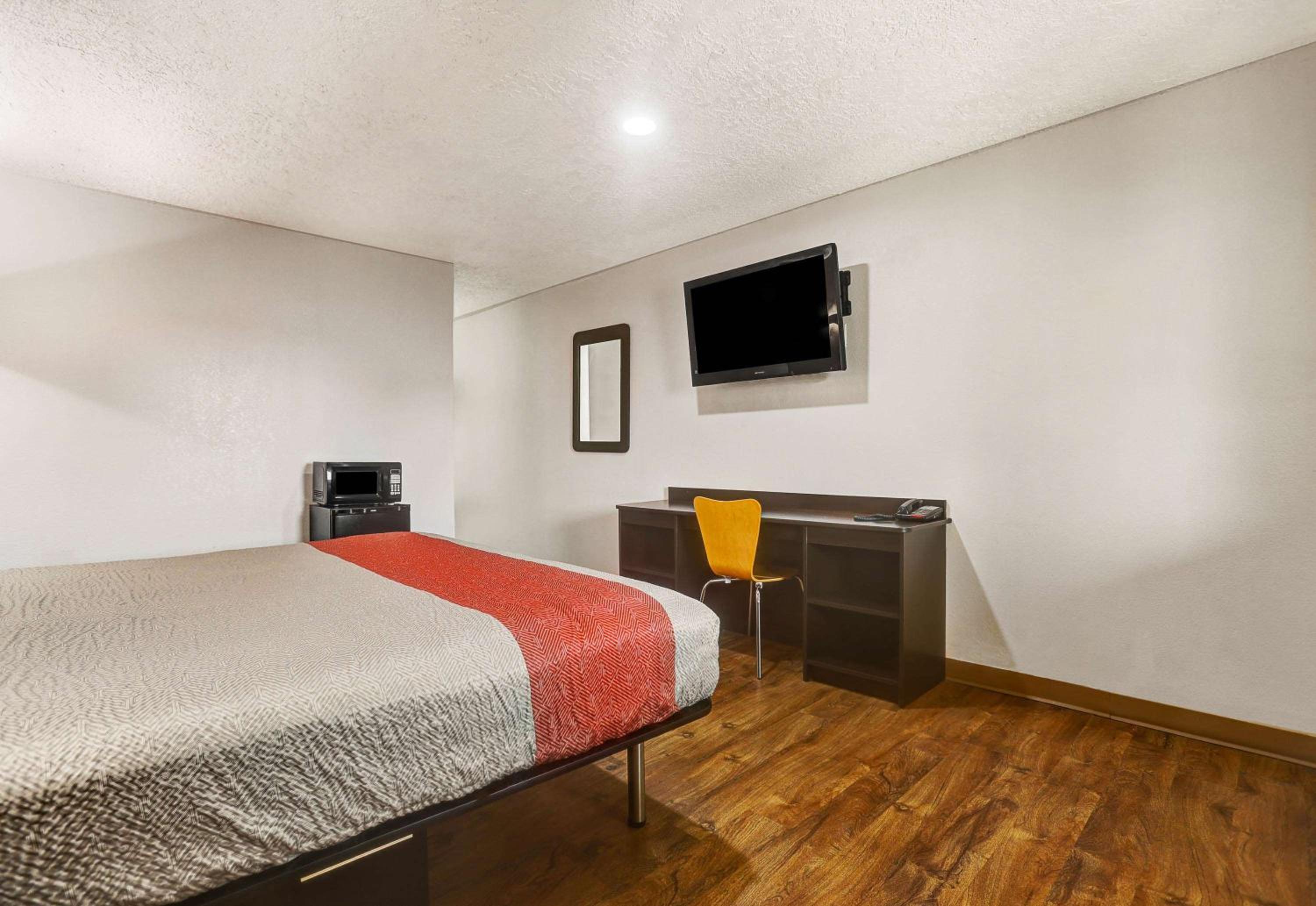 King Room - Non-Smoking - Photo 4