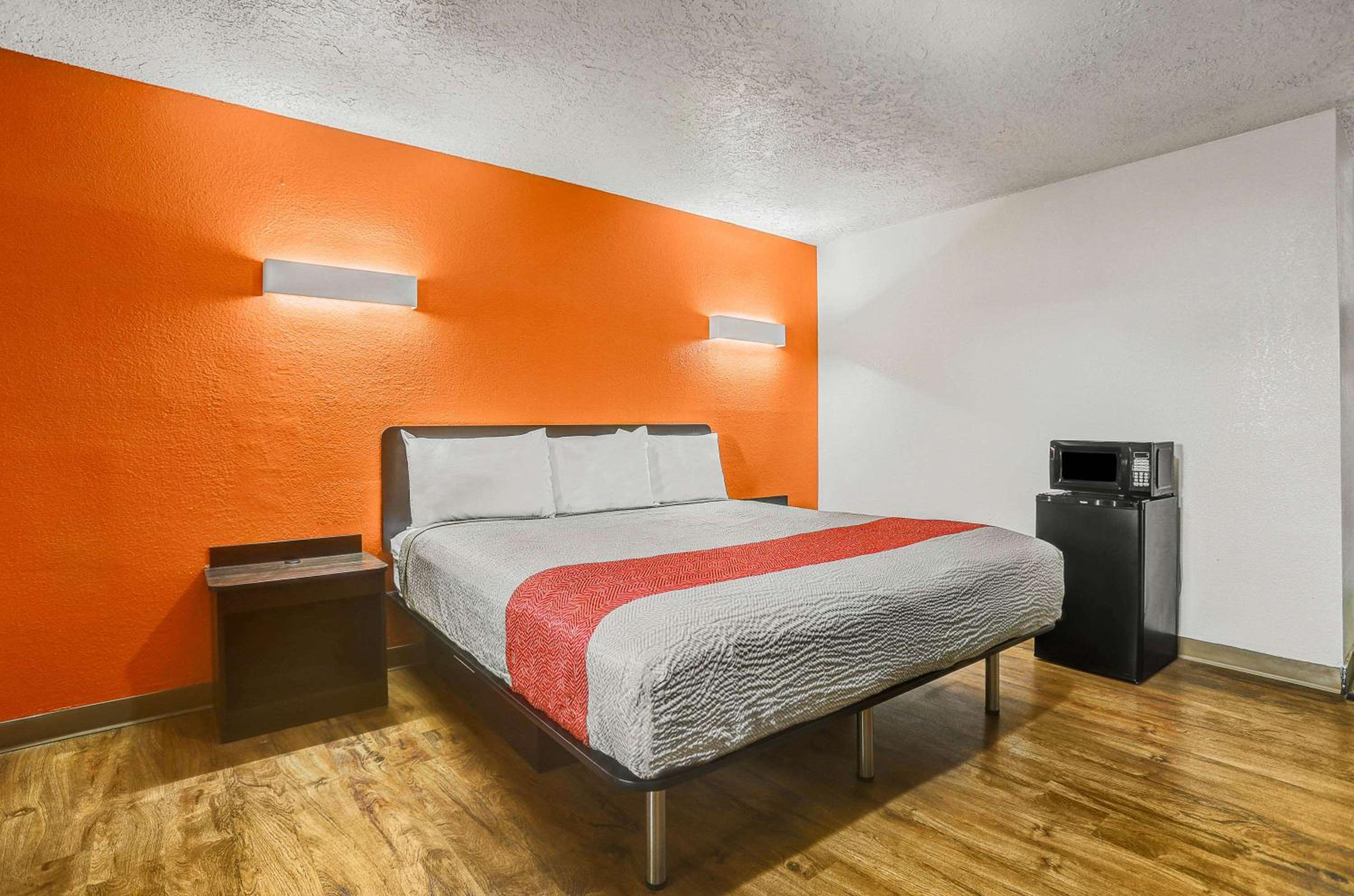 King Room - Non-Smoking - Photo 3