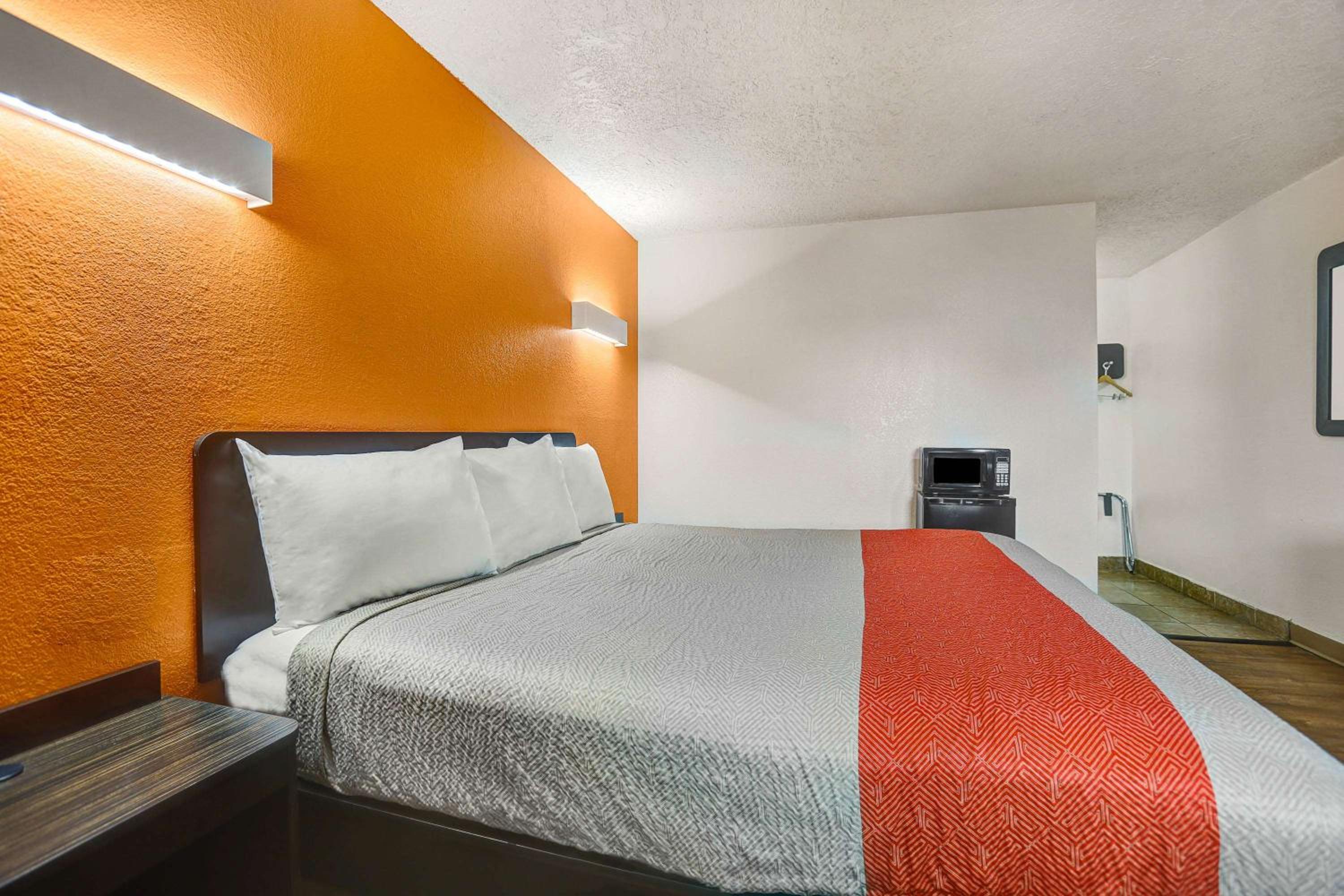 King Room - Non-Smoking - Photo 5