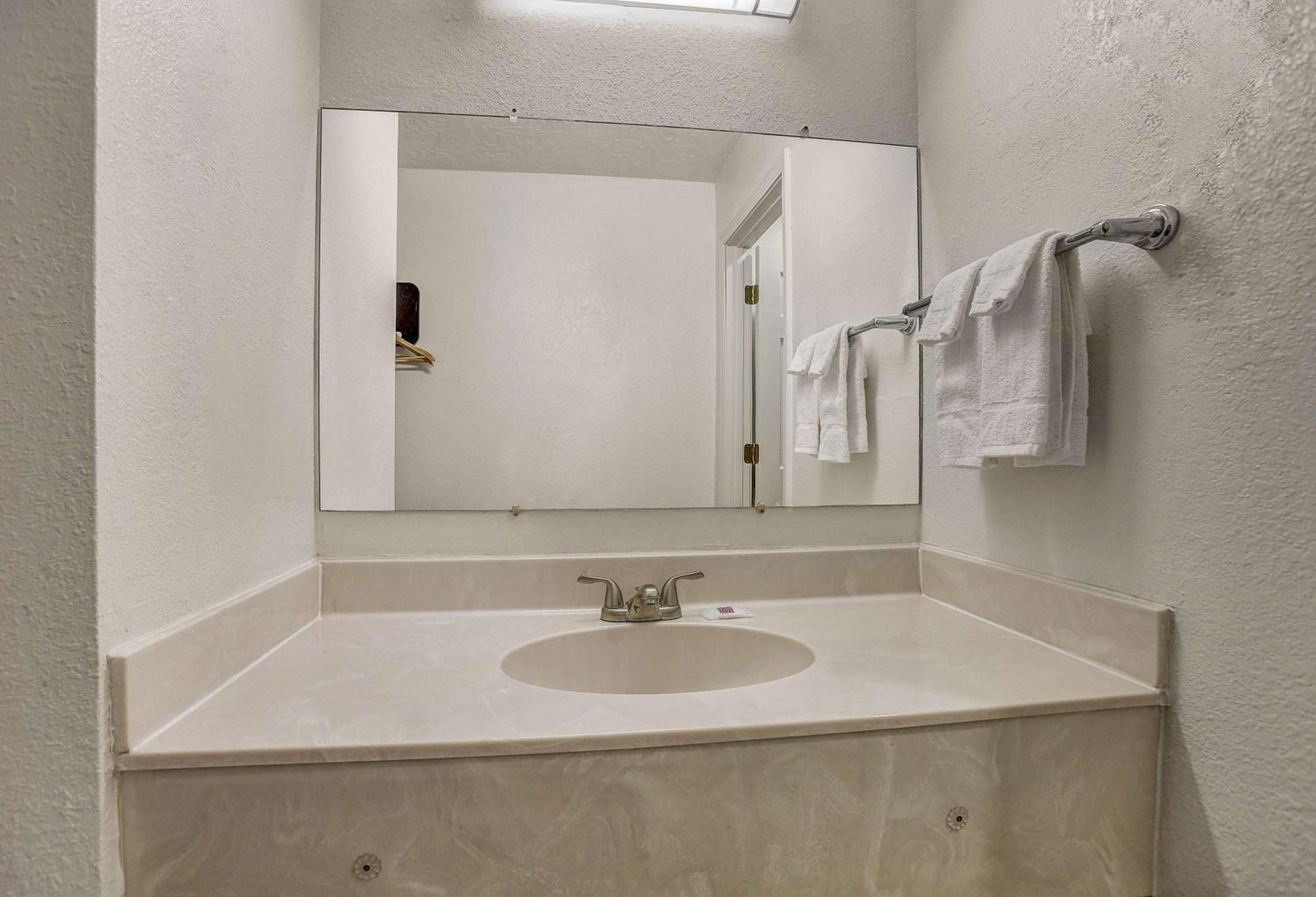 Queen Room with Two Queen Beds - Non-Smoking - Photo 6