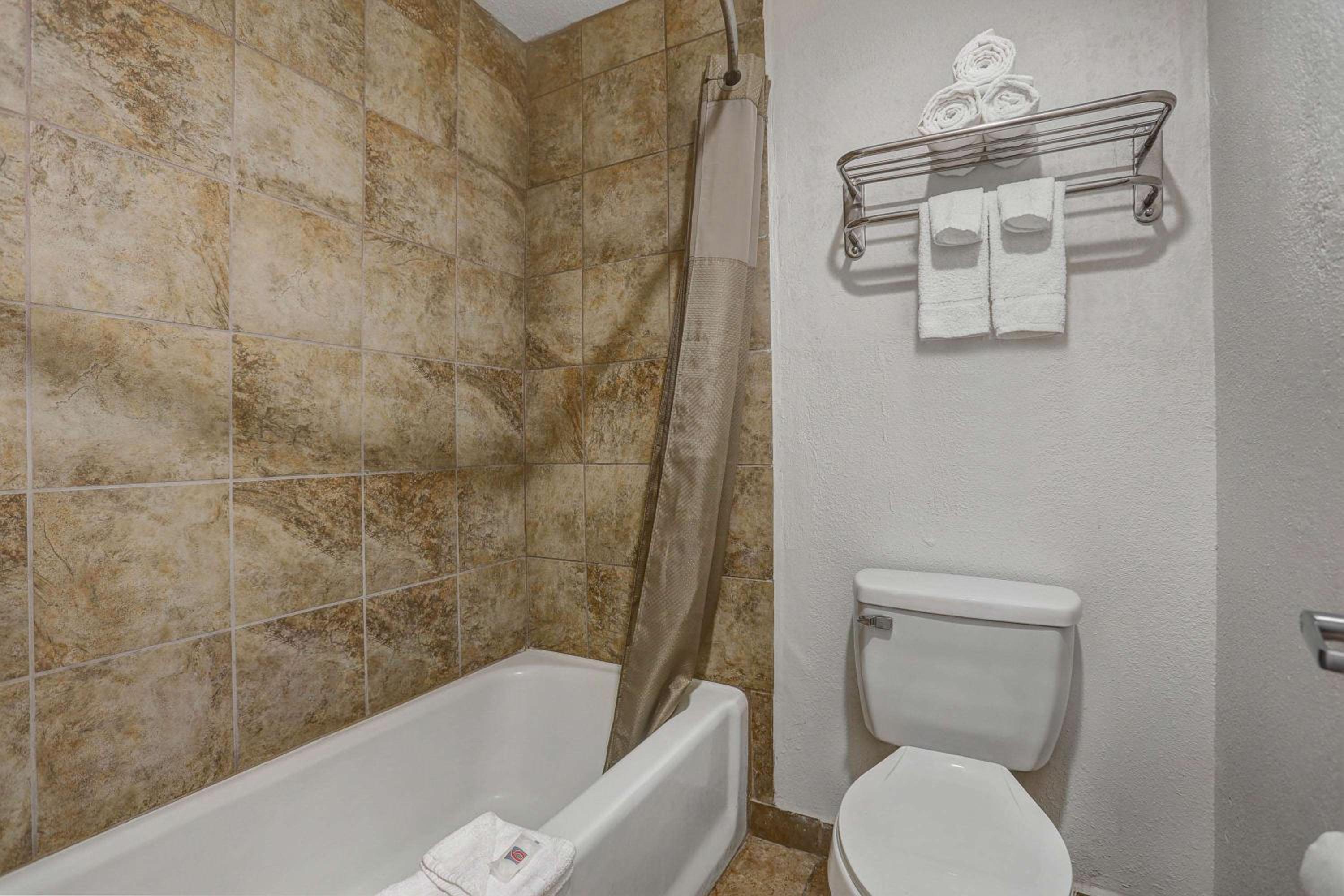 Queen Room with Two Queen Beds - Non-Smoking - Photo 5
