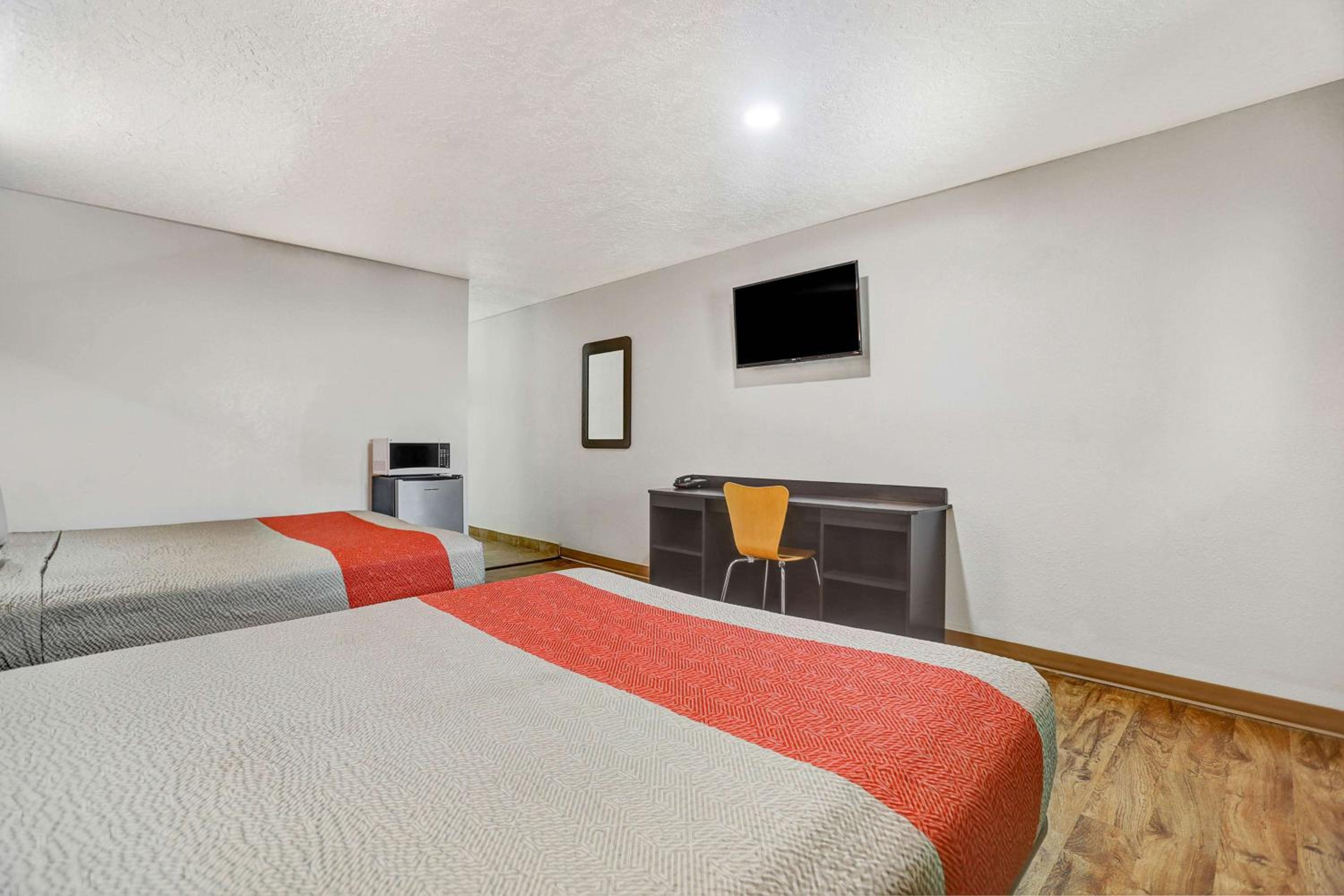 Queen Room with Two Queen Beds - Non-Smoking - Photo 2