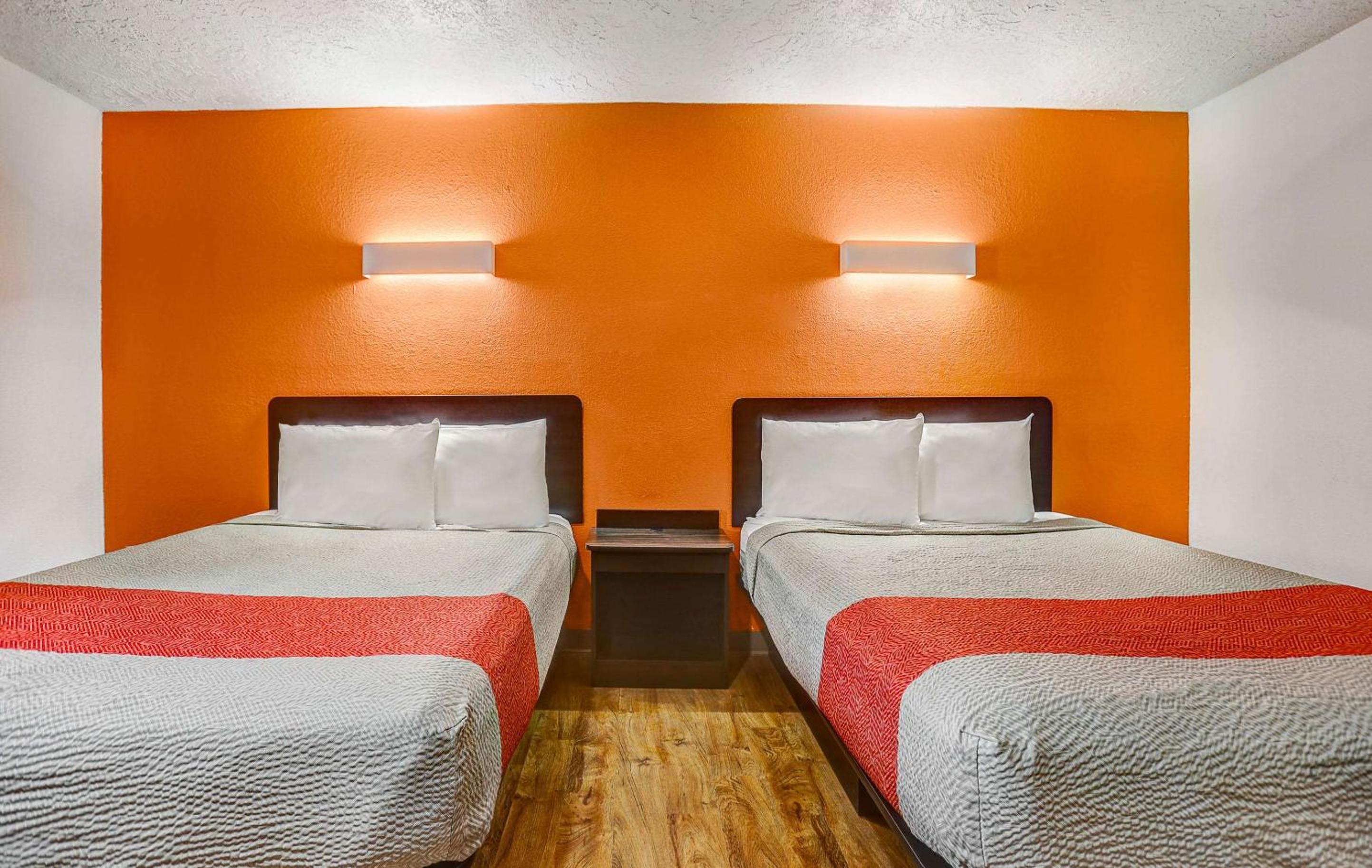 Queen Room with Two Queen Beds - Non-Smoking - Photo 3