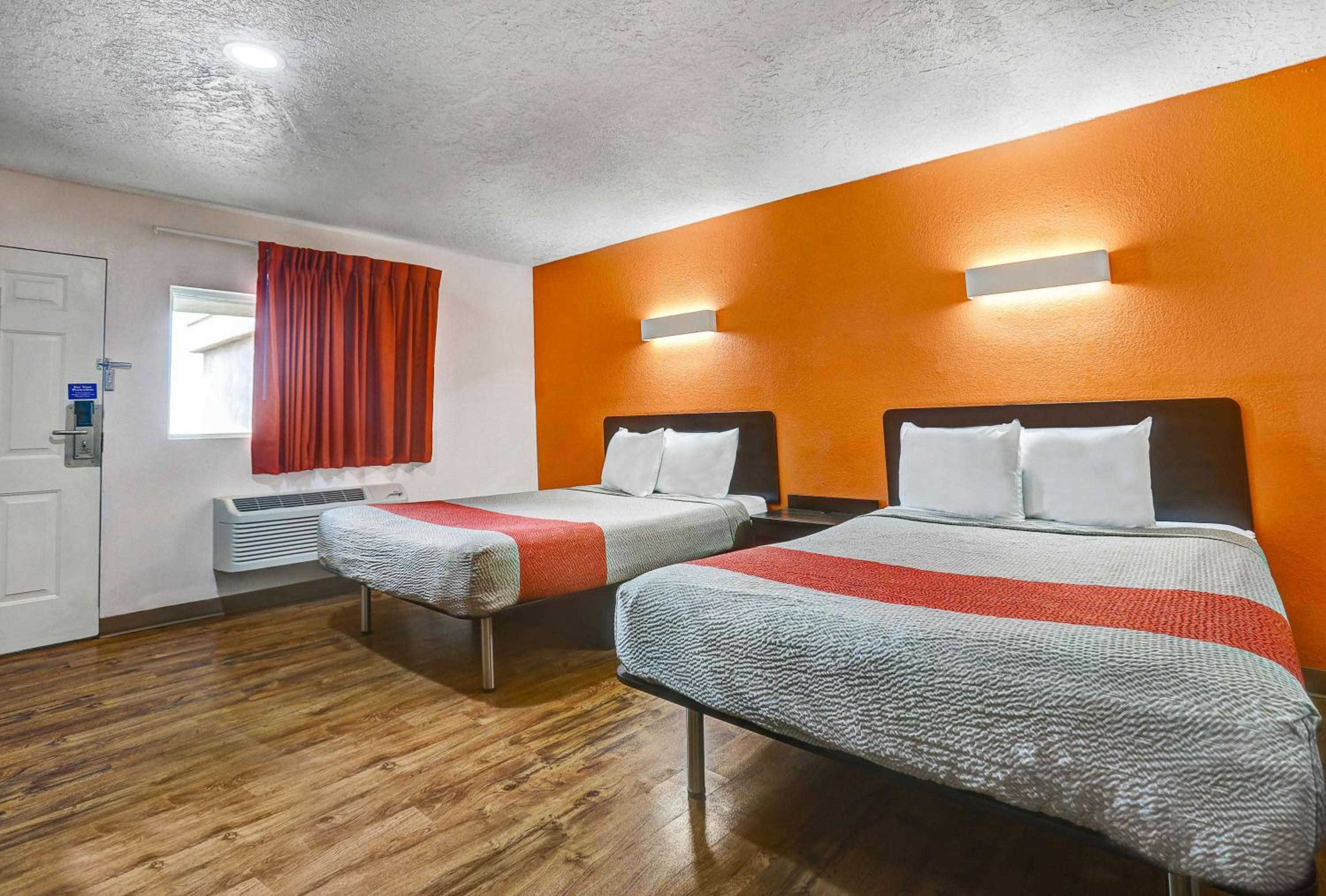 Queen Room with Two Queen Beds - Non-Smoking - Photo 4