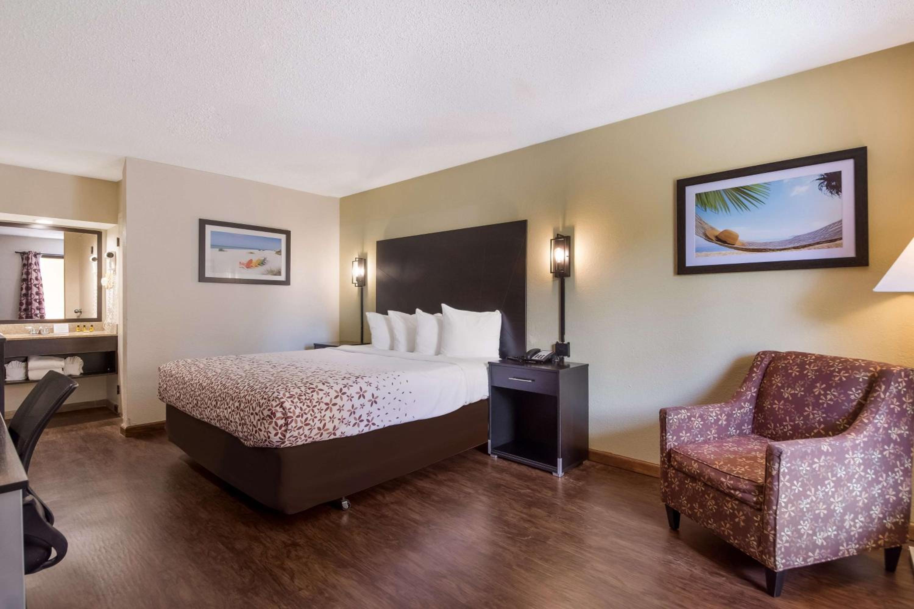 King Room - Non-Smoking - Photo 3