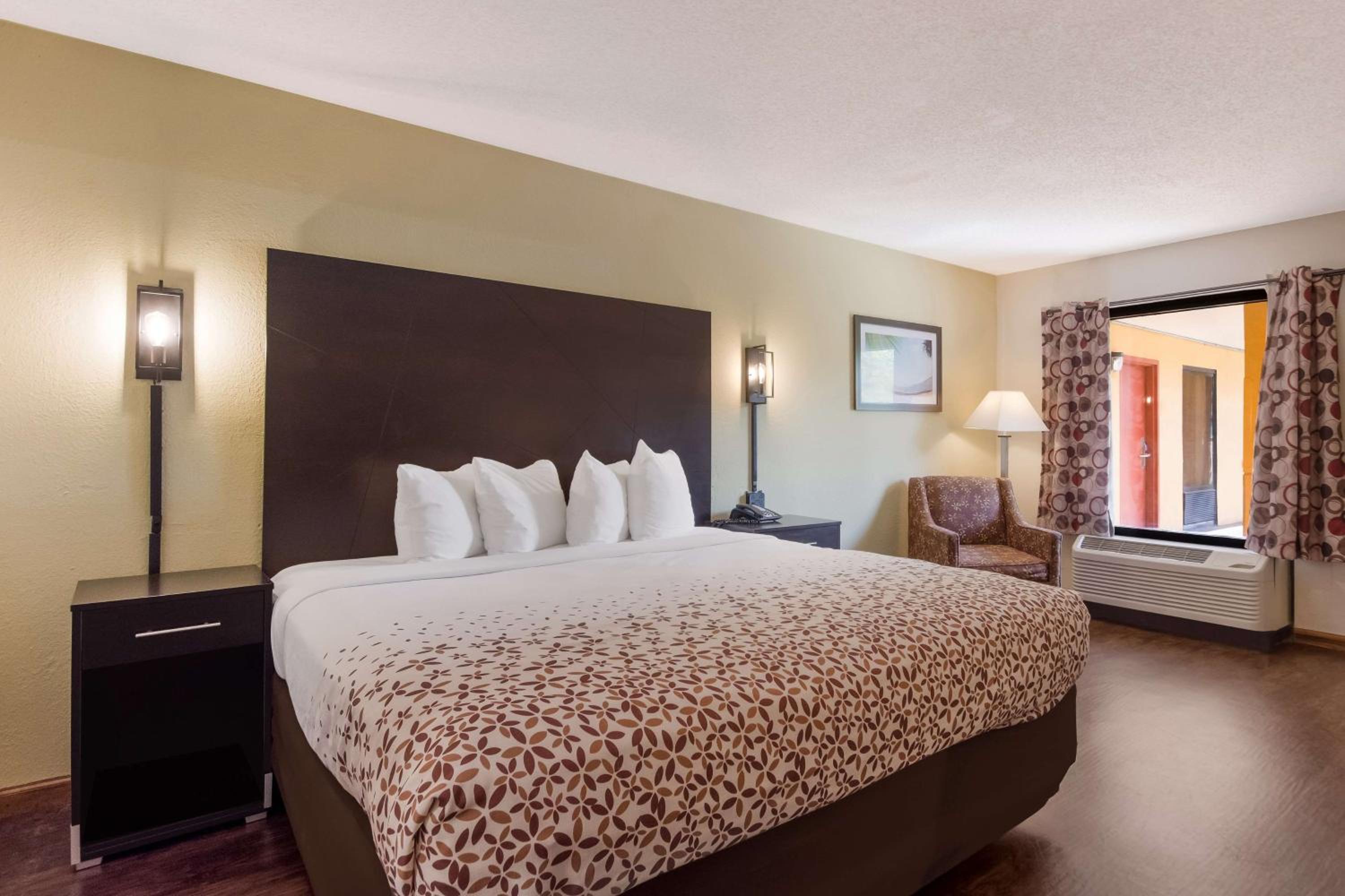 King Room - Non-Smoking - Photo 2