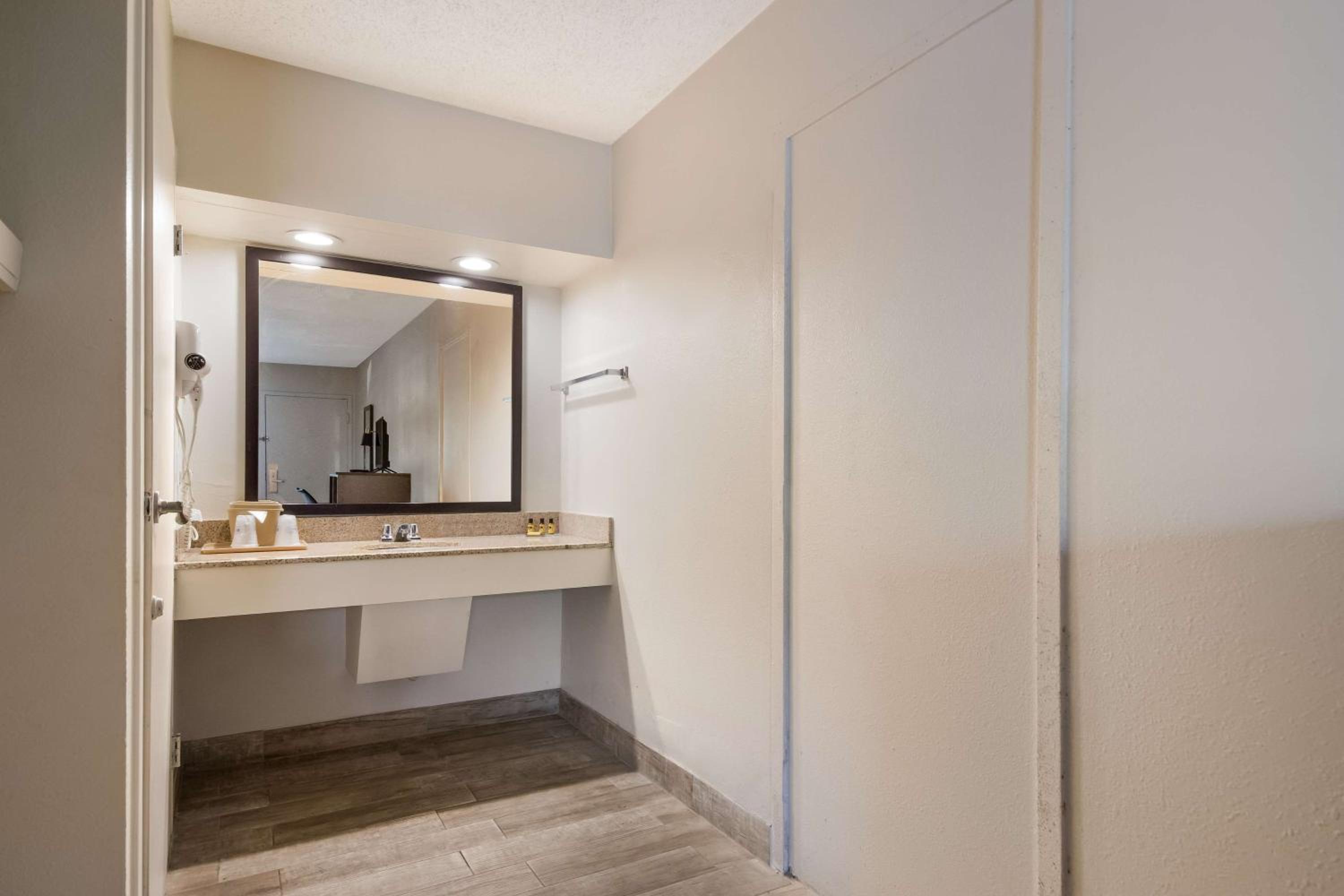 King Room with Roll-in Shower - Disability Access/Non-Smoking - Photo 6