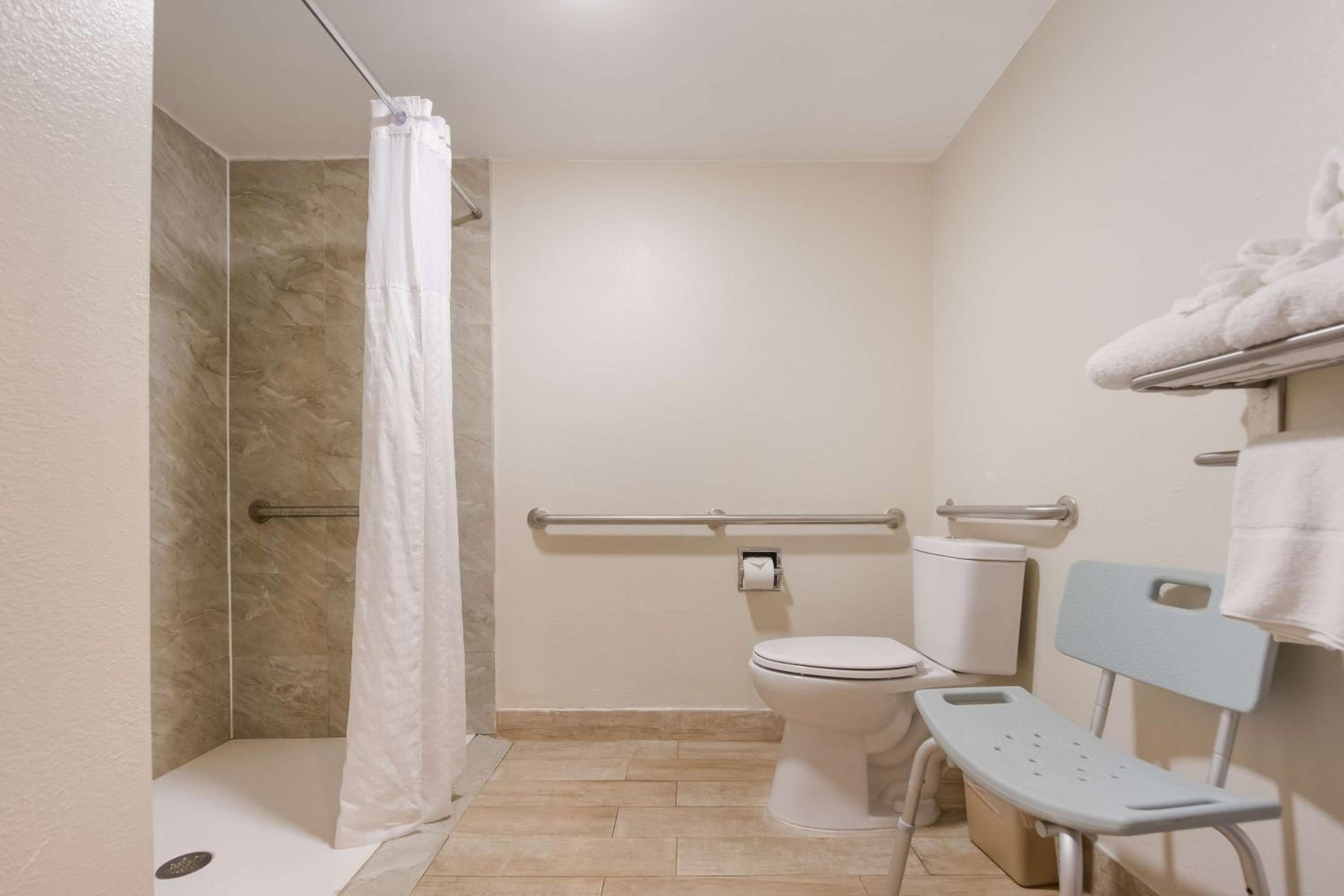 King Room with Roll-in Shower - Disability Access/Non-Smoking - Photo 7